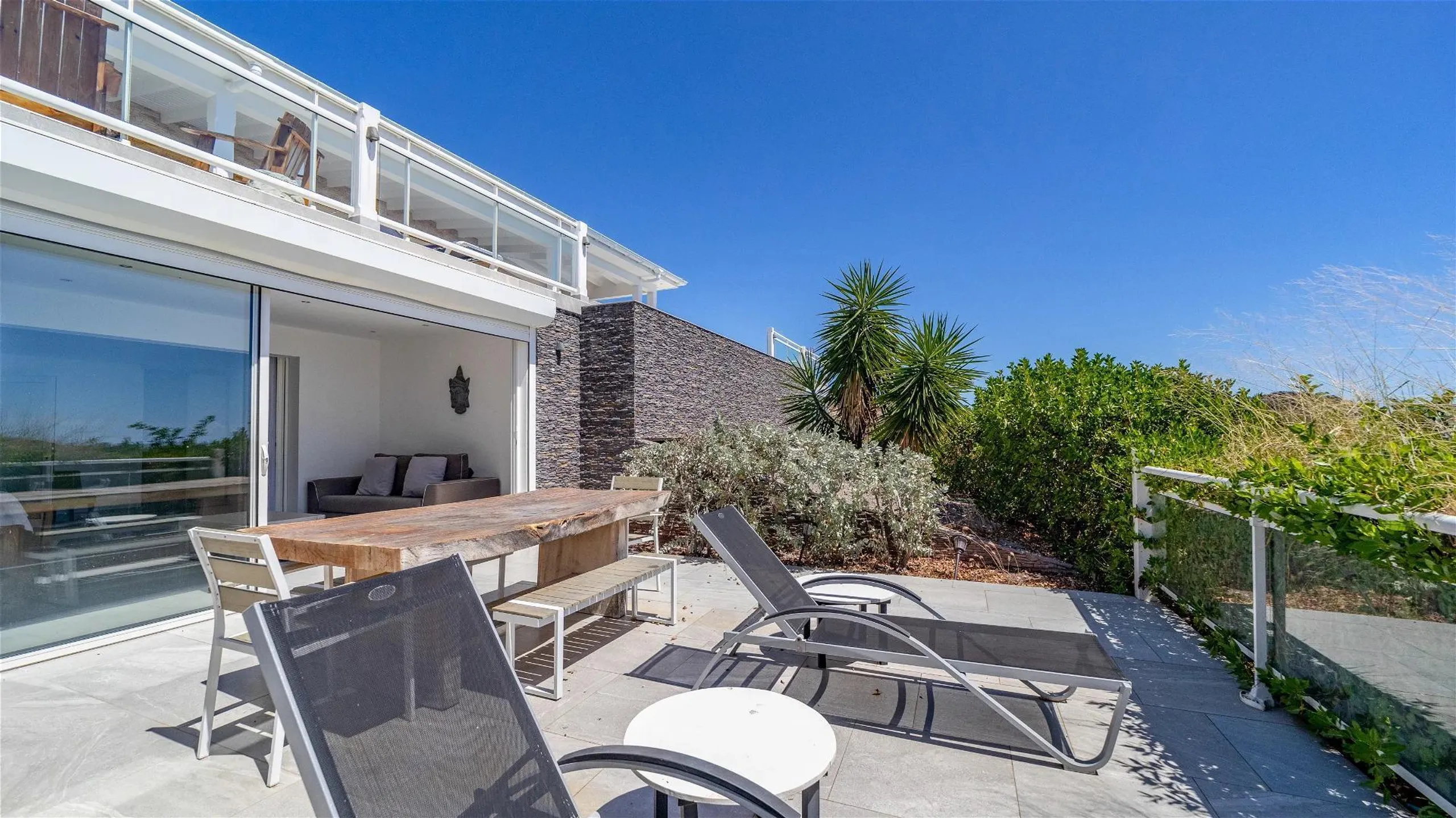 Chic Tropical Holiday Villa with Infinity Pool and Panoramic Ocean Views — photograph 4