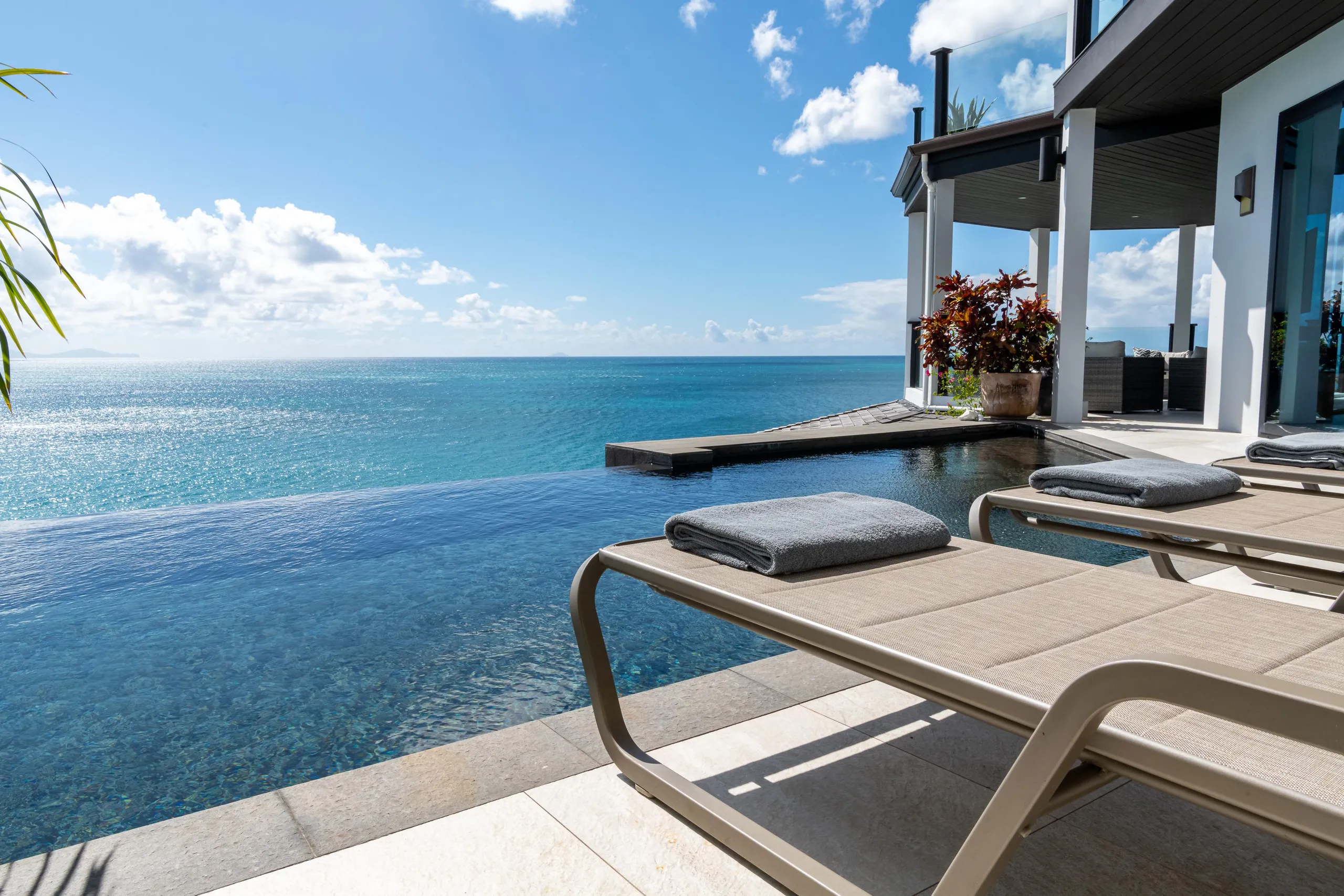 Oceanfront Four Bedroom Villa with Infinity Pool, and 180-degree Panoramic Sea Views — photograph 2