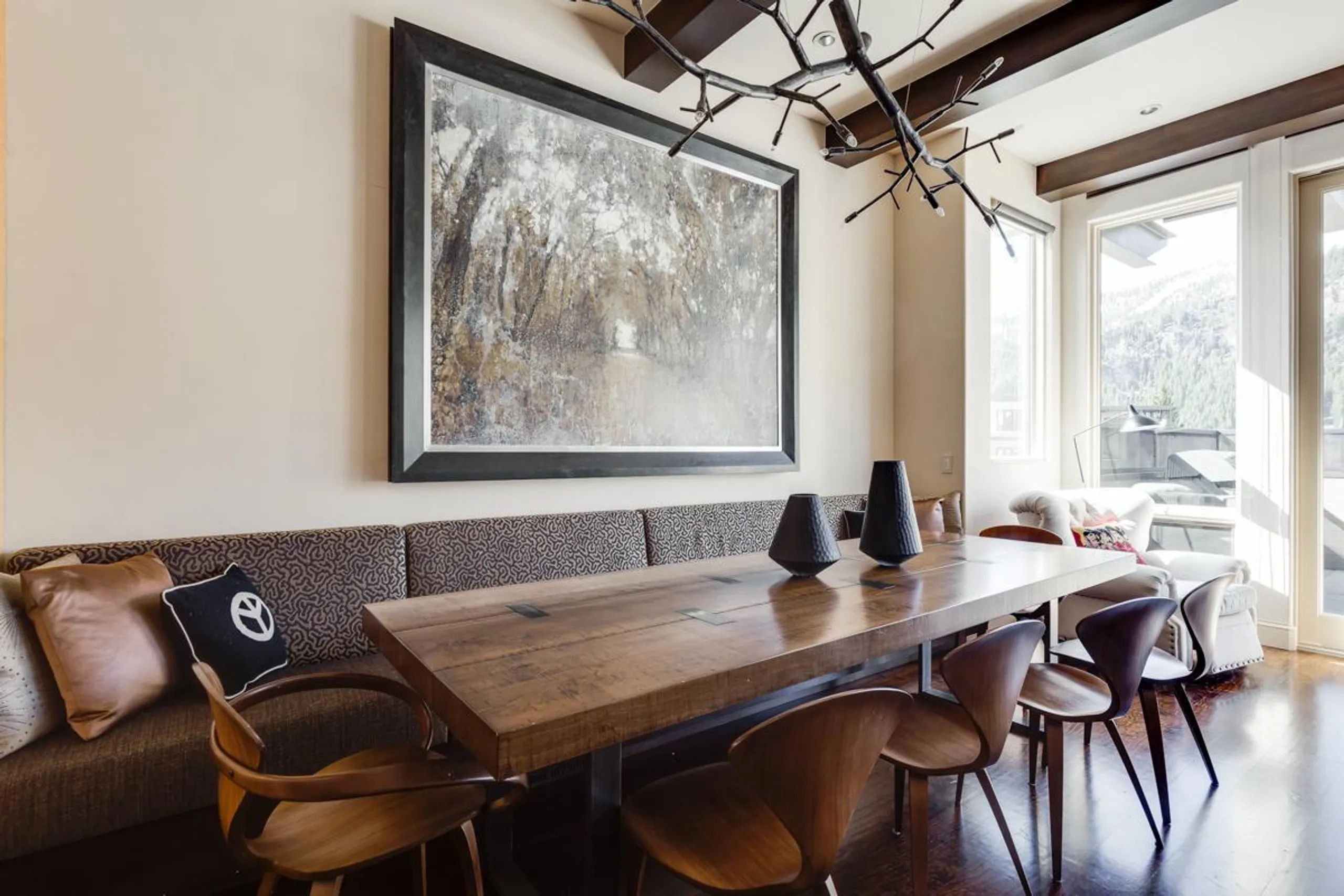 Contemporary Ketchum Condo with Fireplace and Mountain Views — photograph 9
