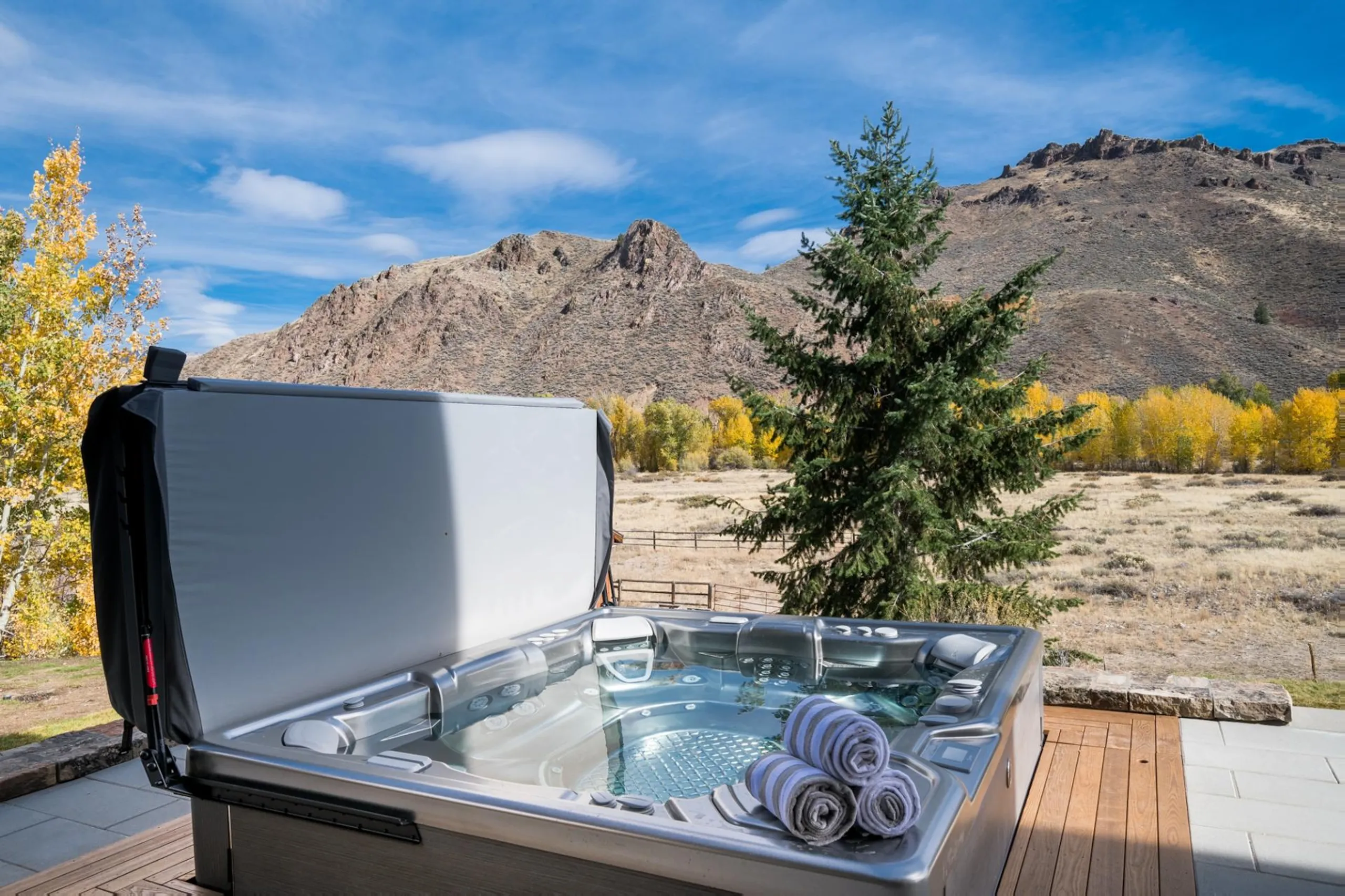 Gorgeous Ketchum Villa with Hot Tub, Game Room & Mountain Views — photograph 9