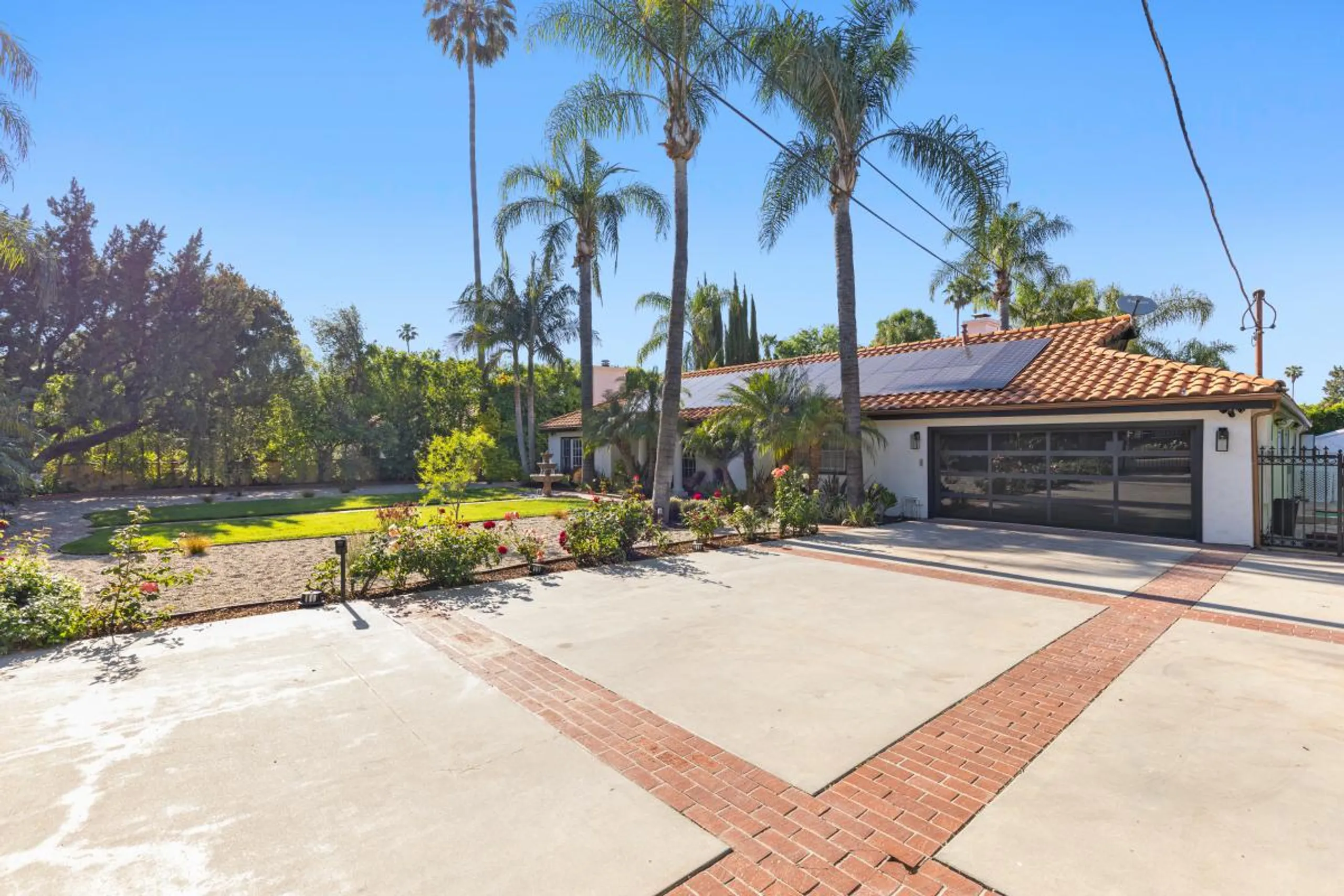 Regal Resort-Style Estate with Tennis Court and Pool — photograph 9