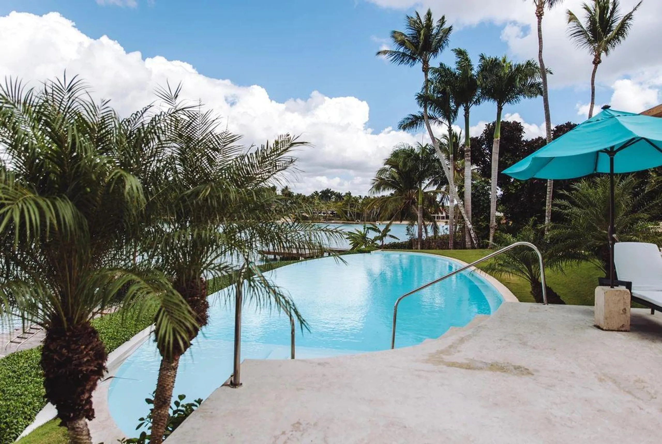Serene Eight-Bedroom Villa with Infinity Pool and Minitas Bay Views — photograph 10