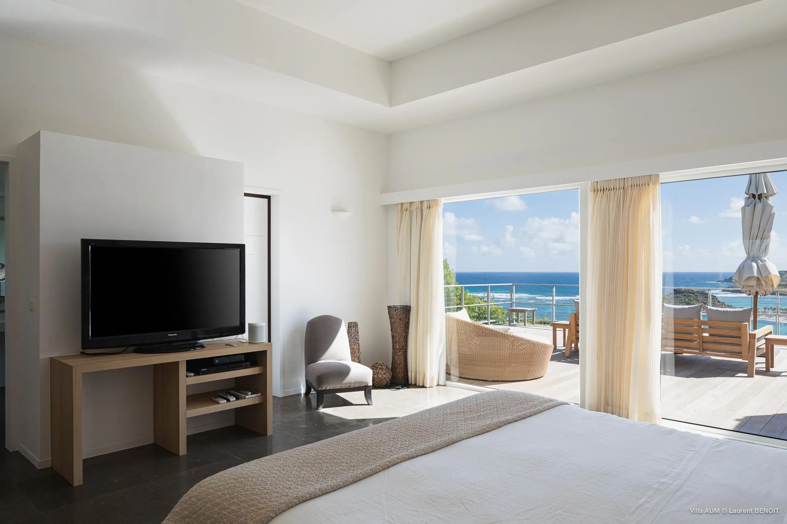 Ornate Seaside Villa with Infinity Pool and Fitness Room — photograph 10