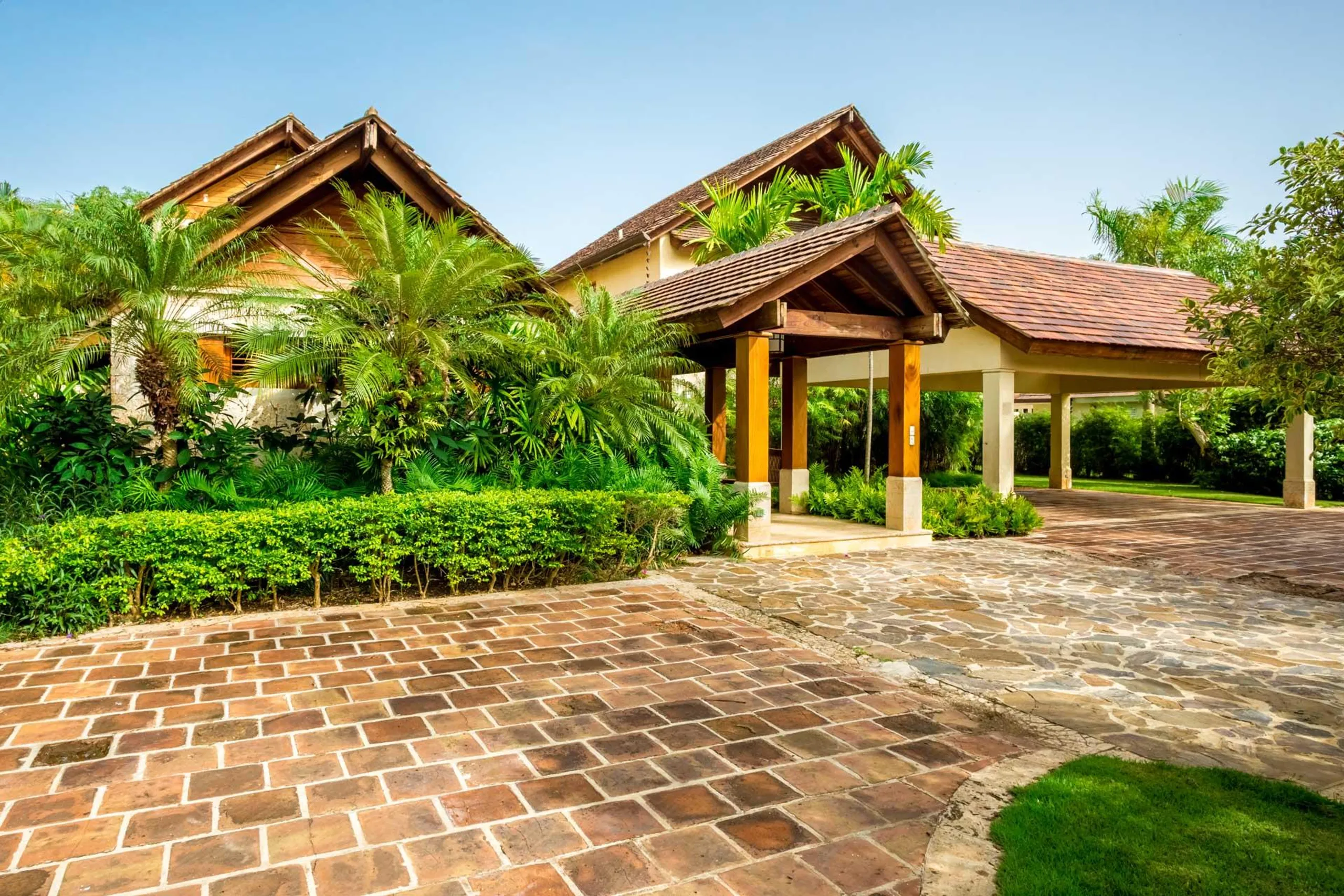 Exquisite Tropical Villa with Infinity Edge Pool and Balinese-Inspired Elements — photograph 3