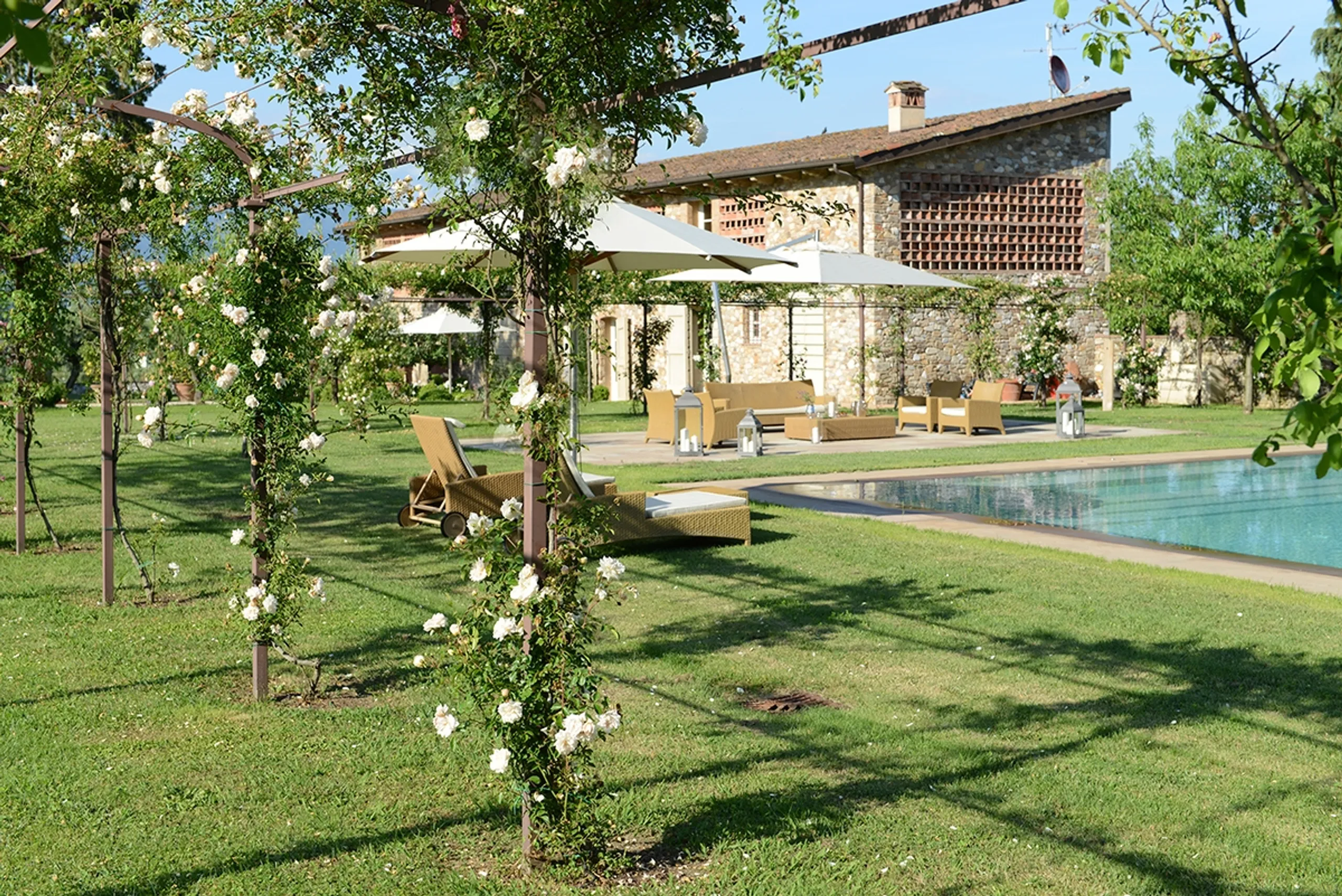 Grand 14BDR Tuscan Estate with Private Pool, Gazebo, and Pool Table — photograph 3