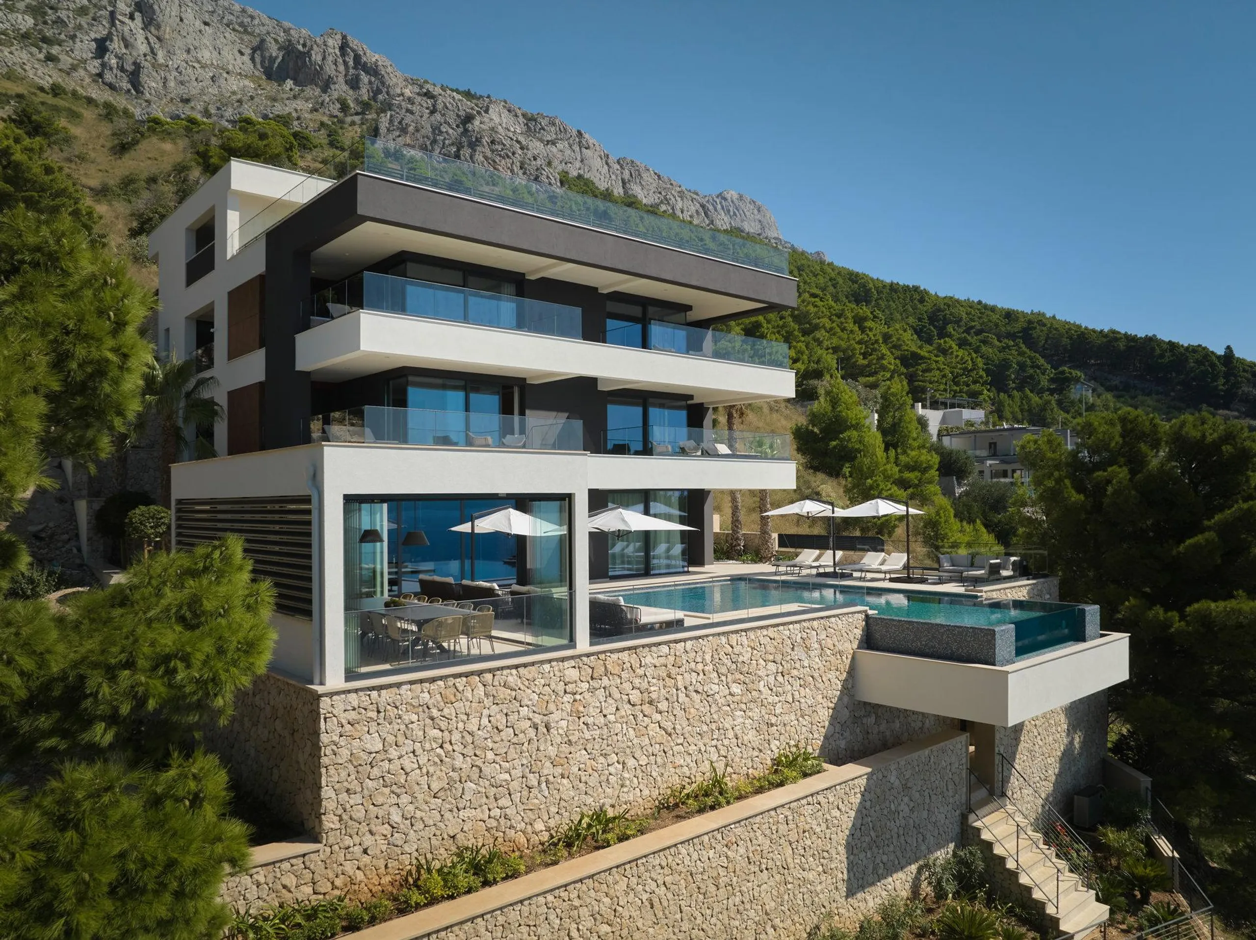 Elegant 8-Bedroom Villa with Heated Pools and Stunning Sea Views, Omis