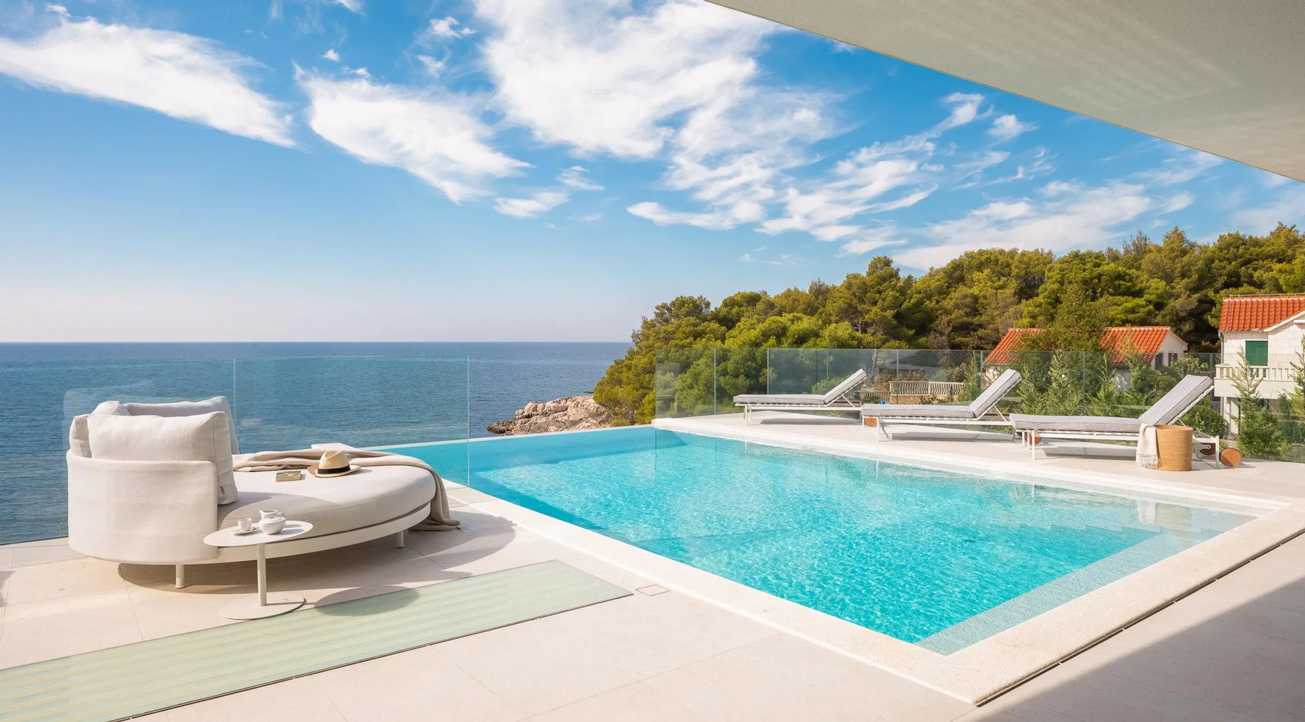 Lavish 5BR Villa with Heated Pool and Captivating Sea Views — photograph 6