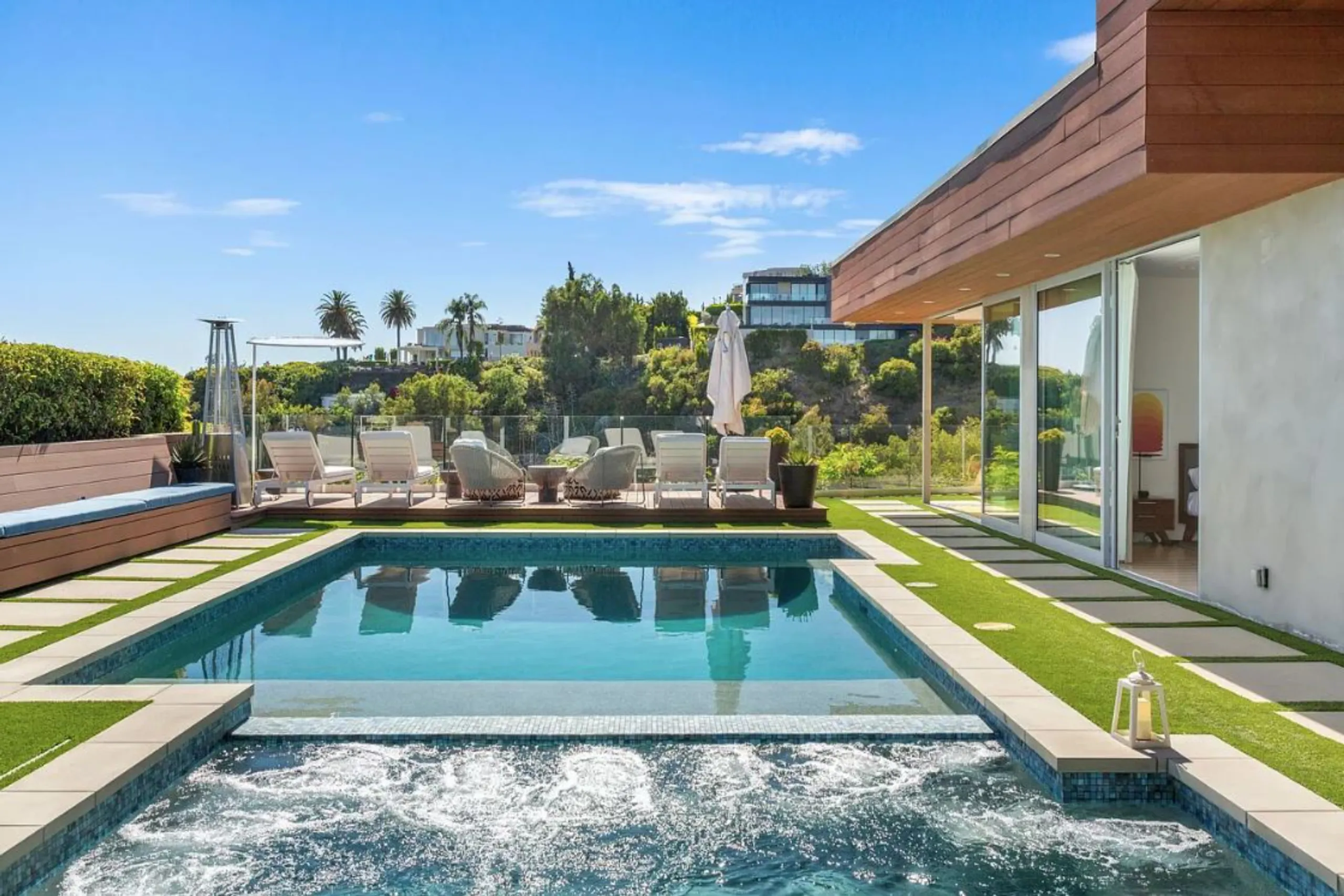 Majestic Elegant Villa with Infinity Pool And City View — photograph 8