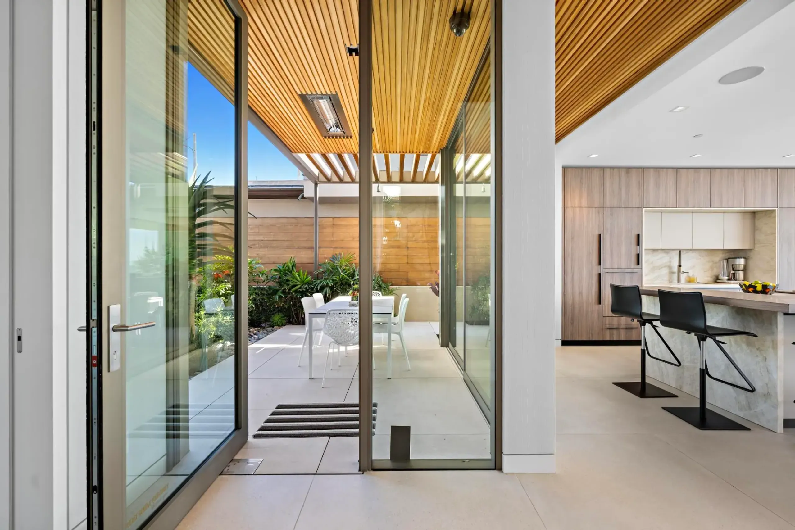 Oceanfront 4 Bedroom Villa with Private Infinity Pool, Beach Acces, and 360° Views — photograph 10