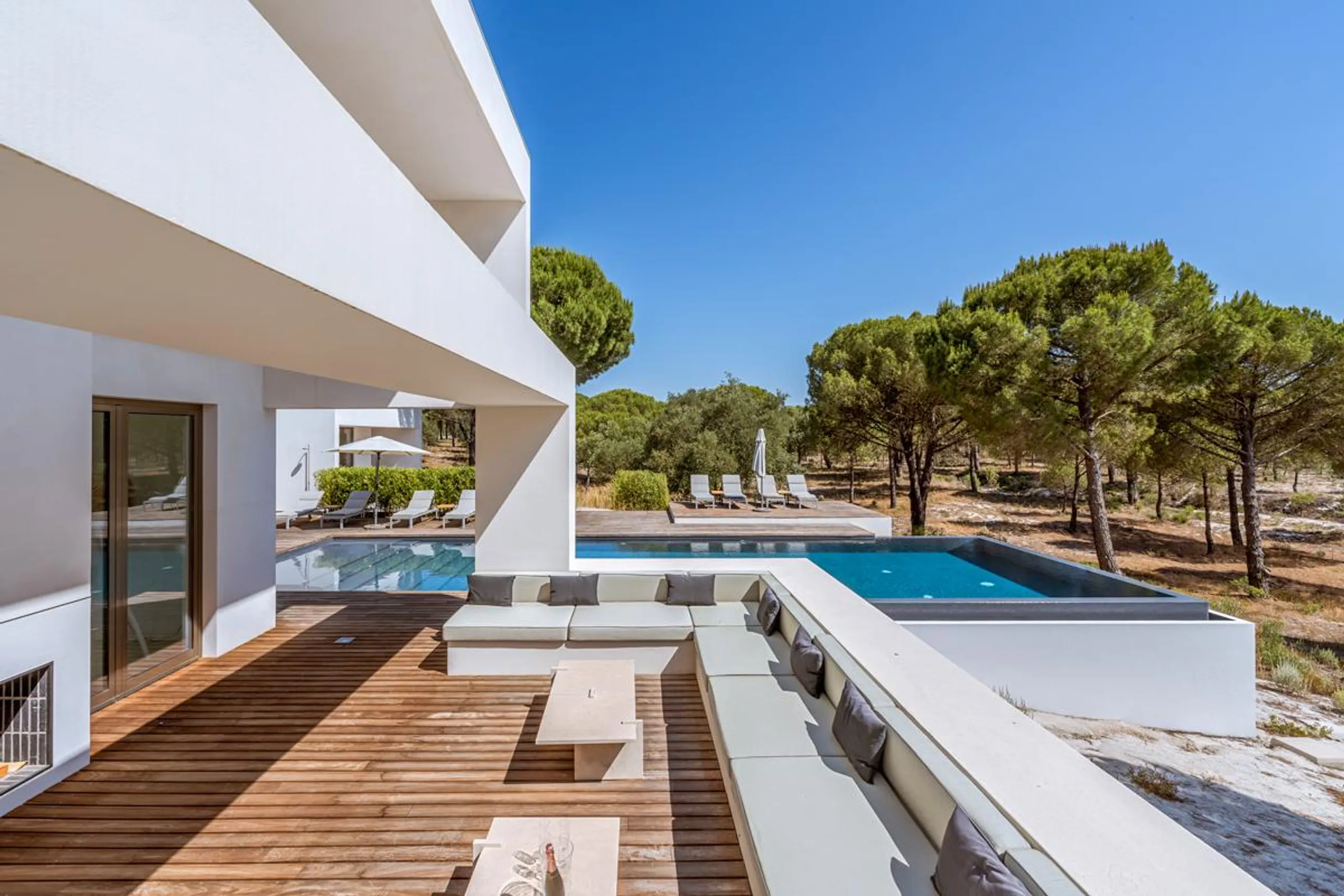 Contemporary Architectural Villa with Infinity Pool and Beach Access — photograph 2