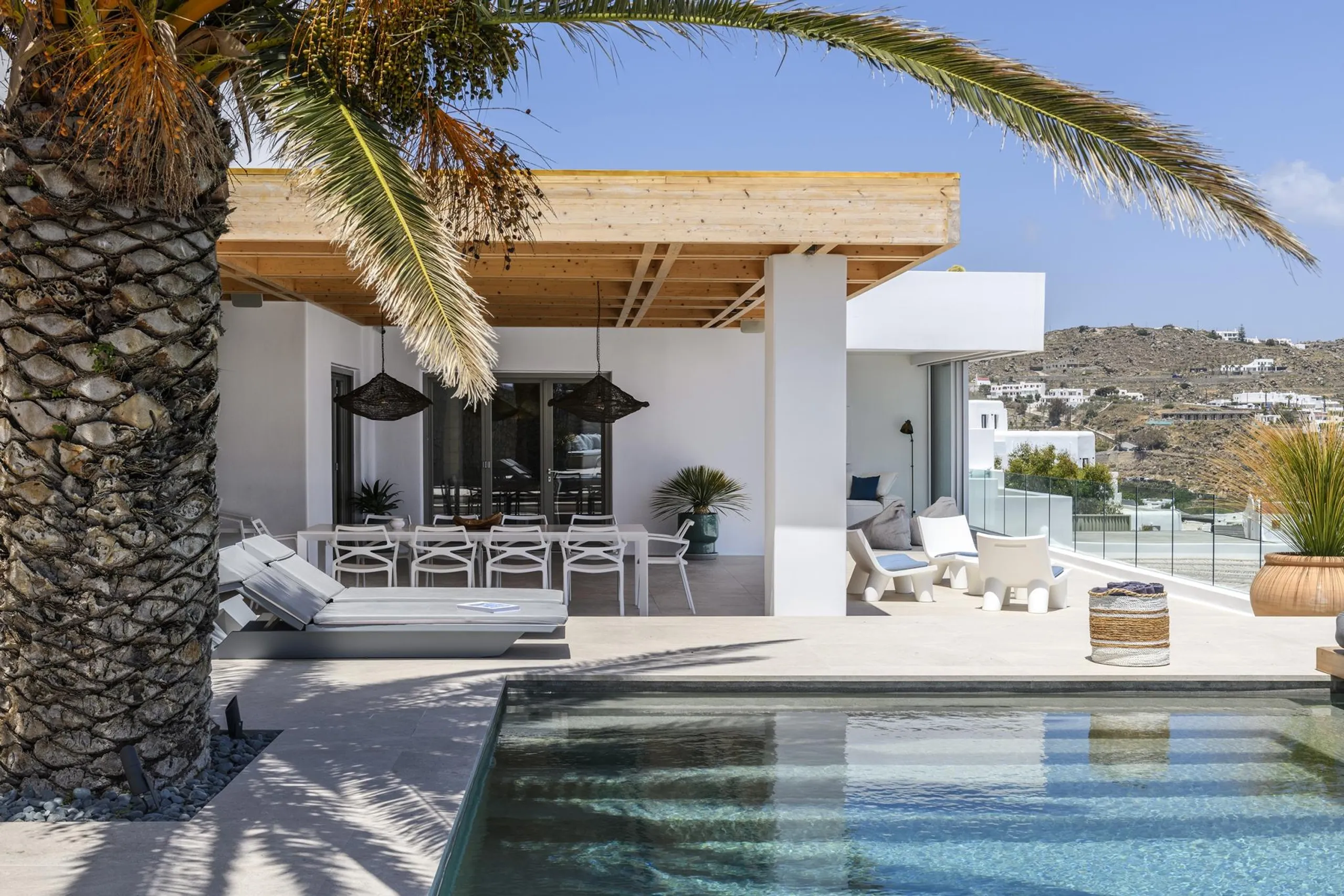 Majestic Mykonos Villa with Beautiful Pool and Sun Deck — photograph 3