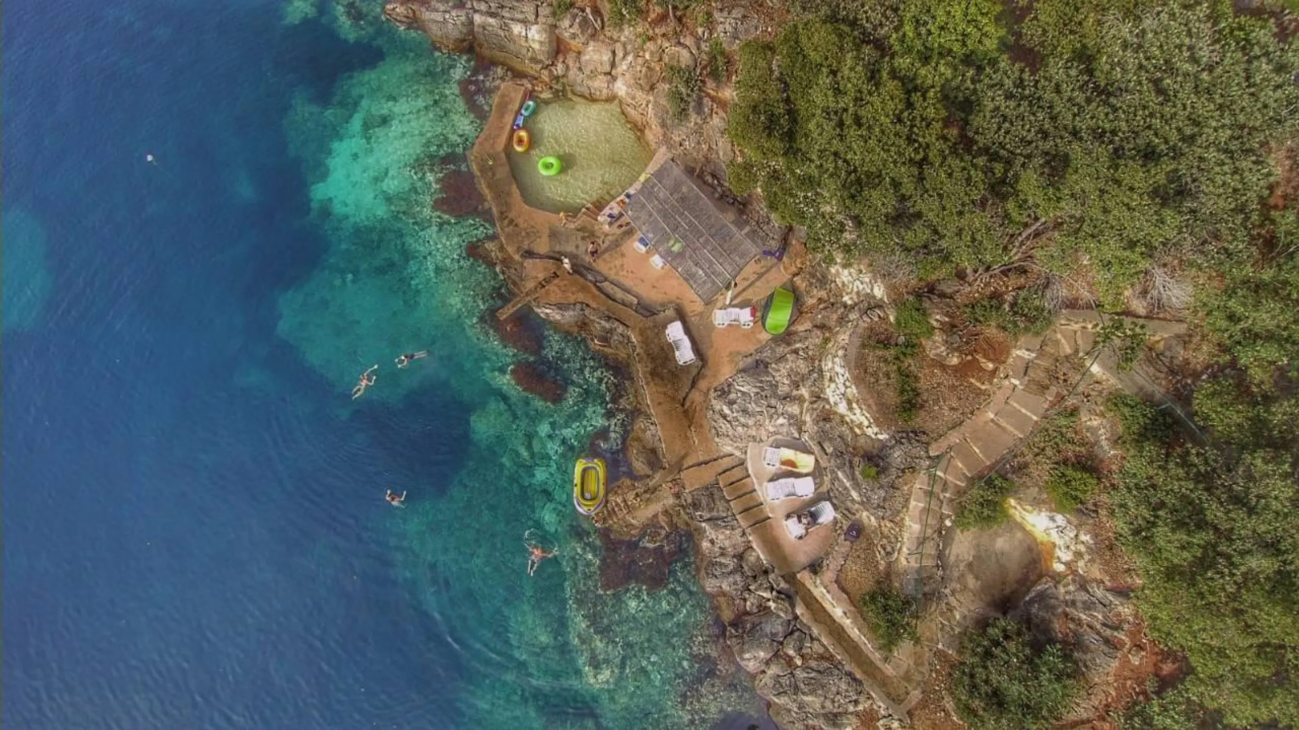 Lavish Rustic Villa with Infinity Pool and Stunning Sea Views — photograph 5