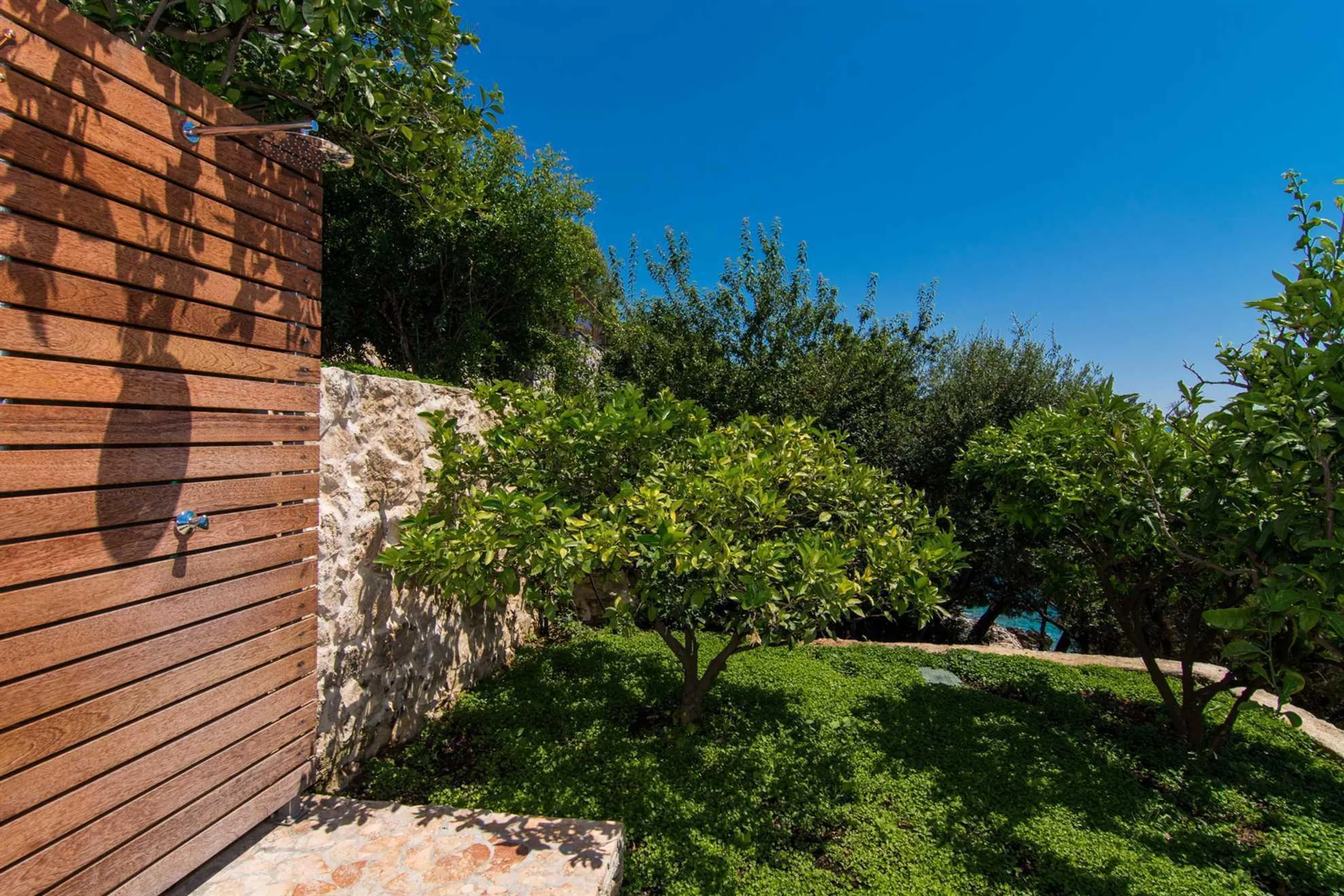 Serene Beachfront 4-Bedroom Villa on Ciovo Island with Private Pool and Ocean Views — photograph 10