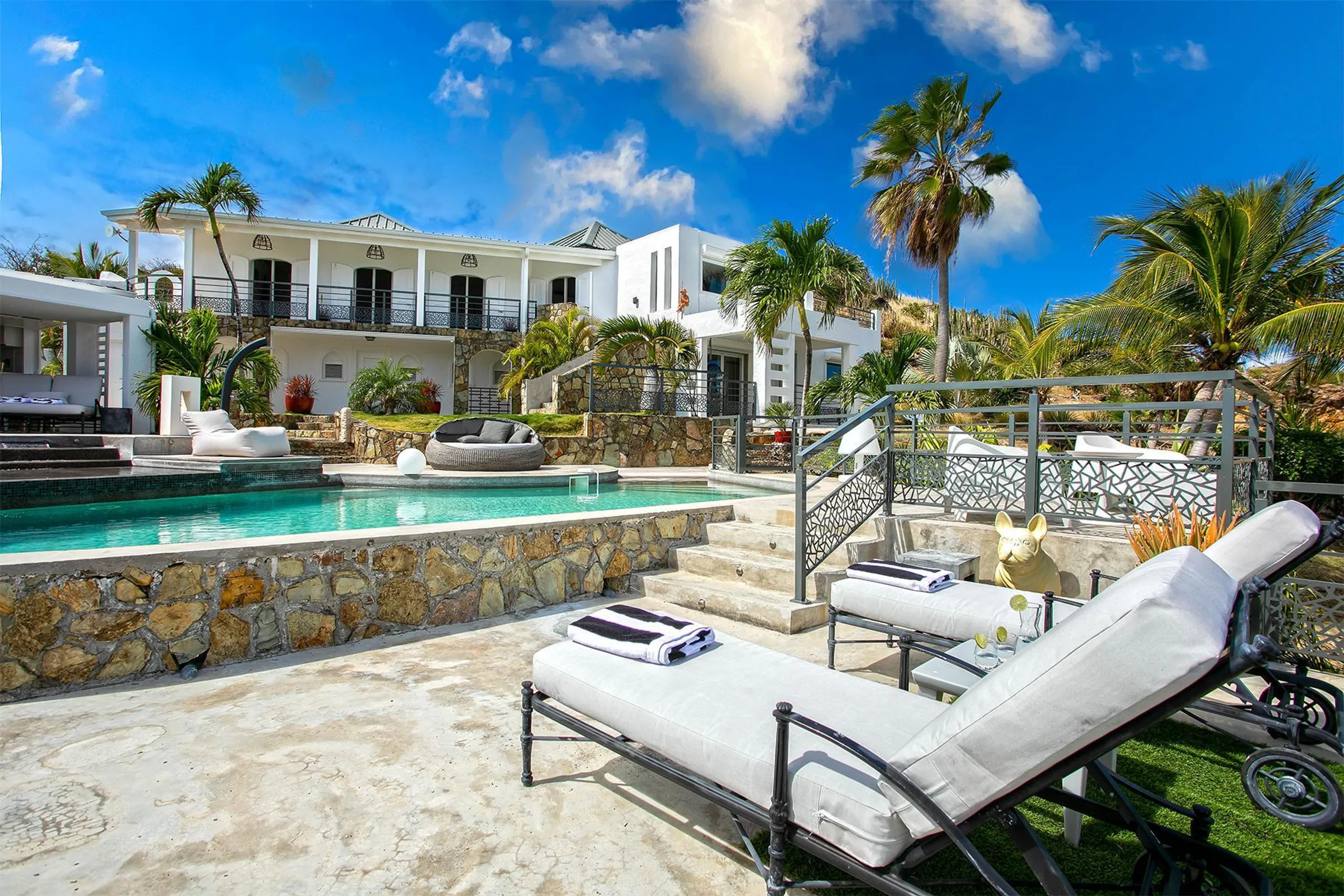 Serene Clifftop Luxury Villa with Private Pool and Breathtaking Ocean Views — photograph 4