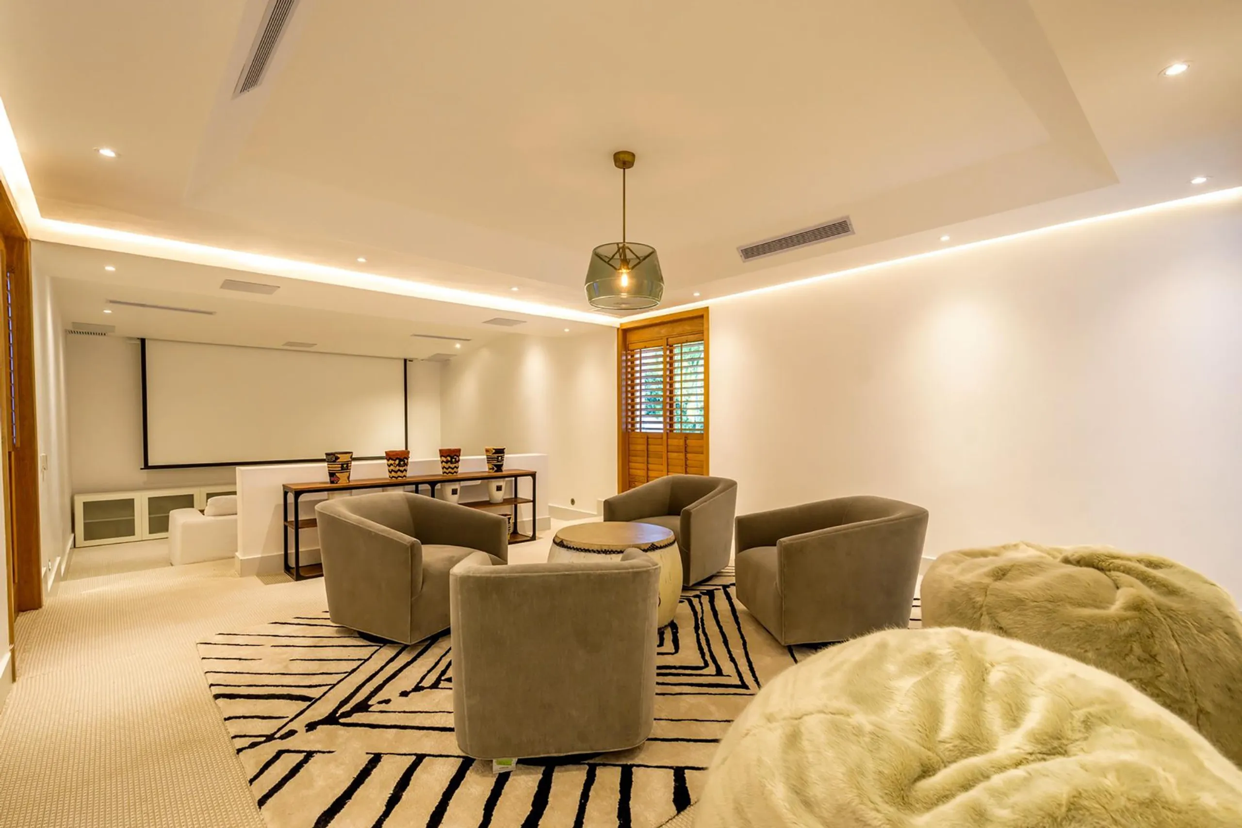 Comfortable and Luxurious Modern Retreat with Swimming Pool and Golf Course Views — photograph 12
