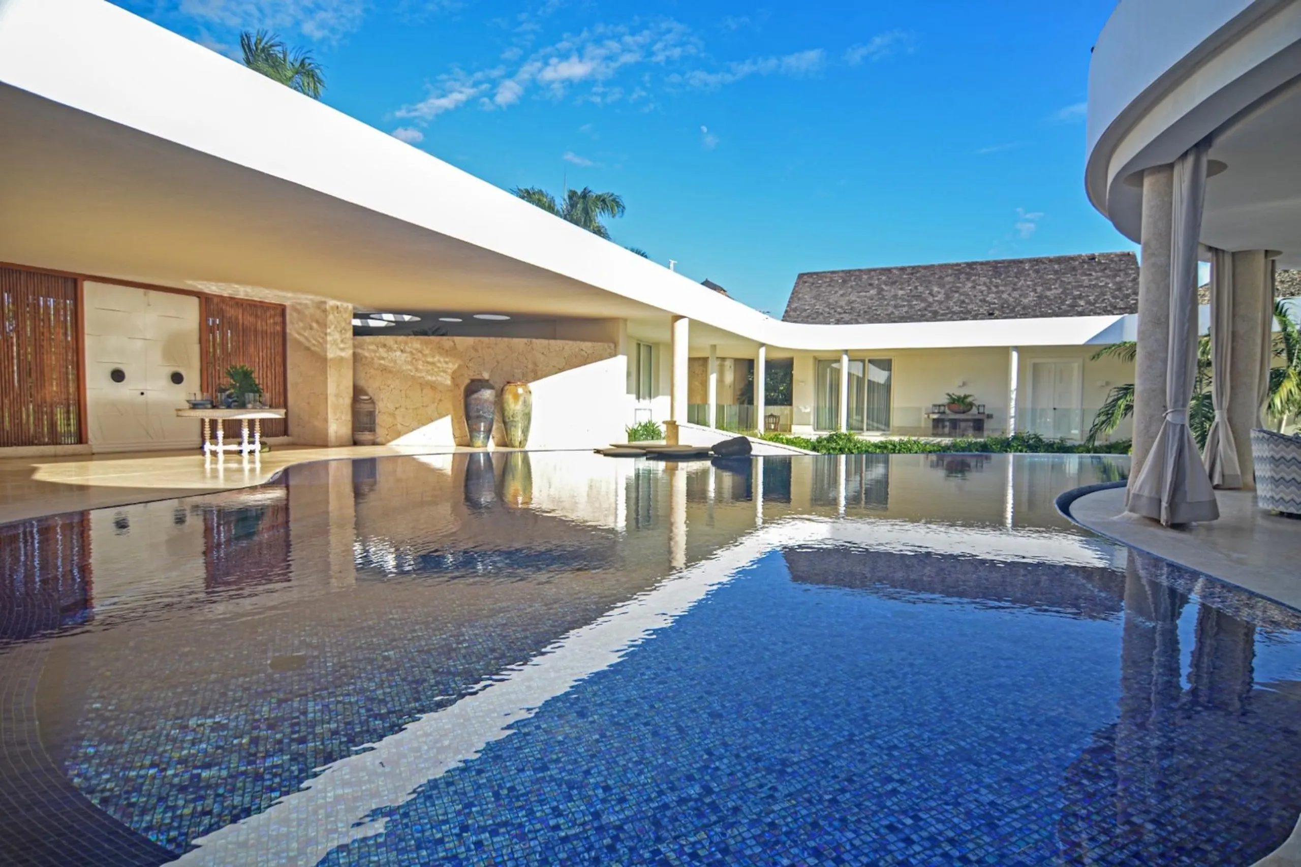 Artistic Caribbean Villa with Curved Infinity Pool and Tropical Gardens — photograph 4