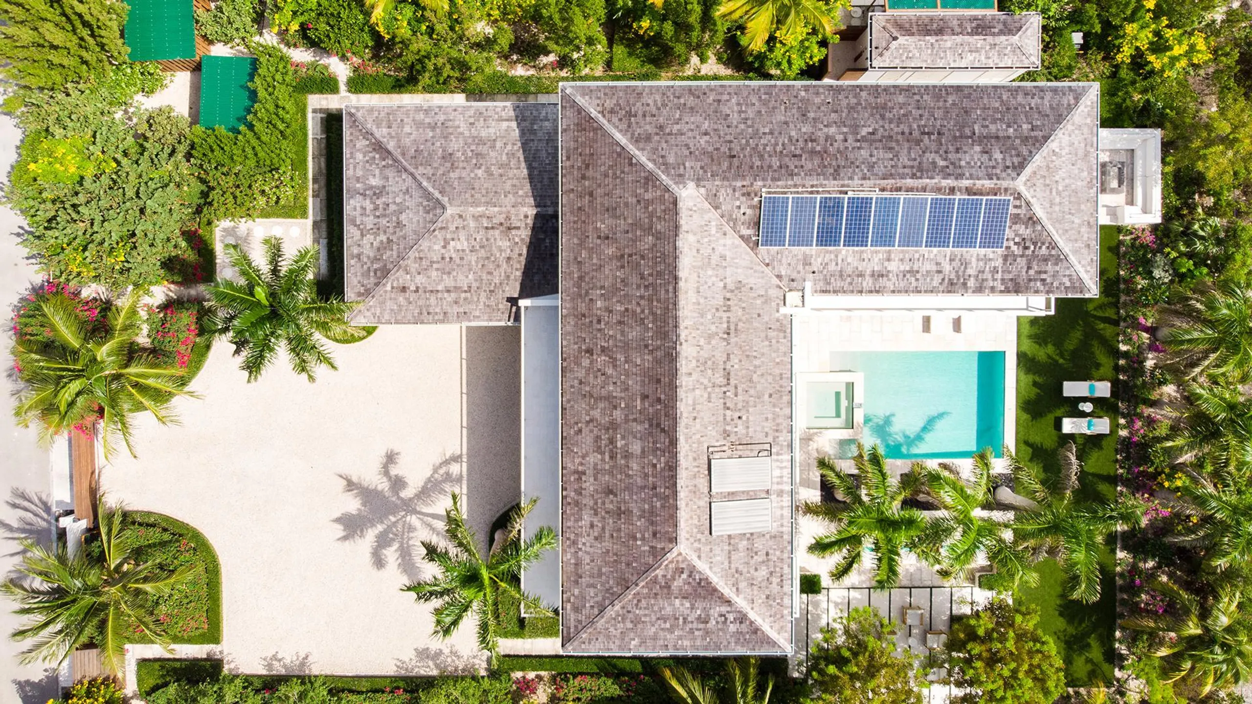 Luxurious Modern Getaway, Steps from Award-Winning  Pelican Beach — photograph 5