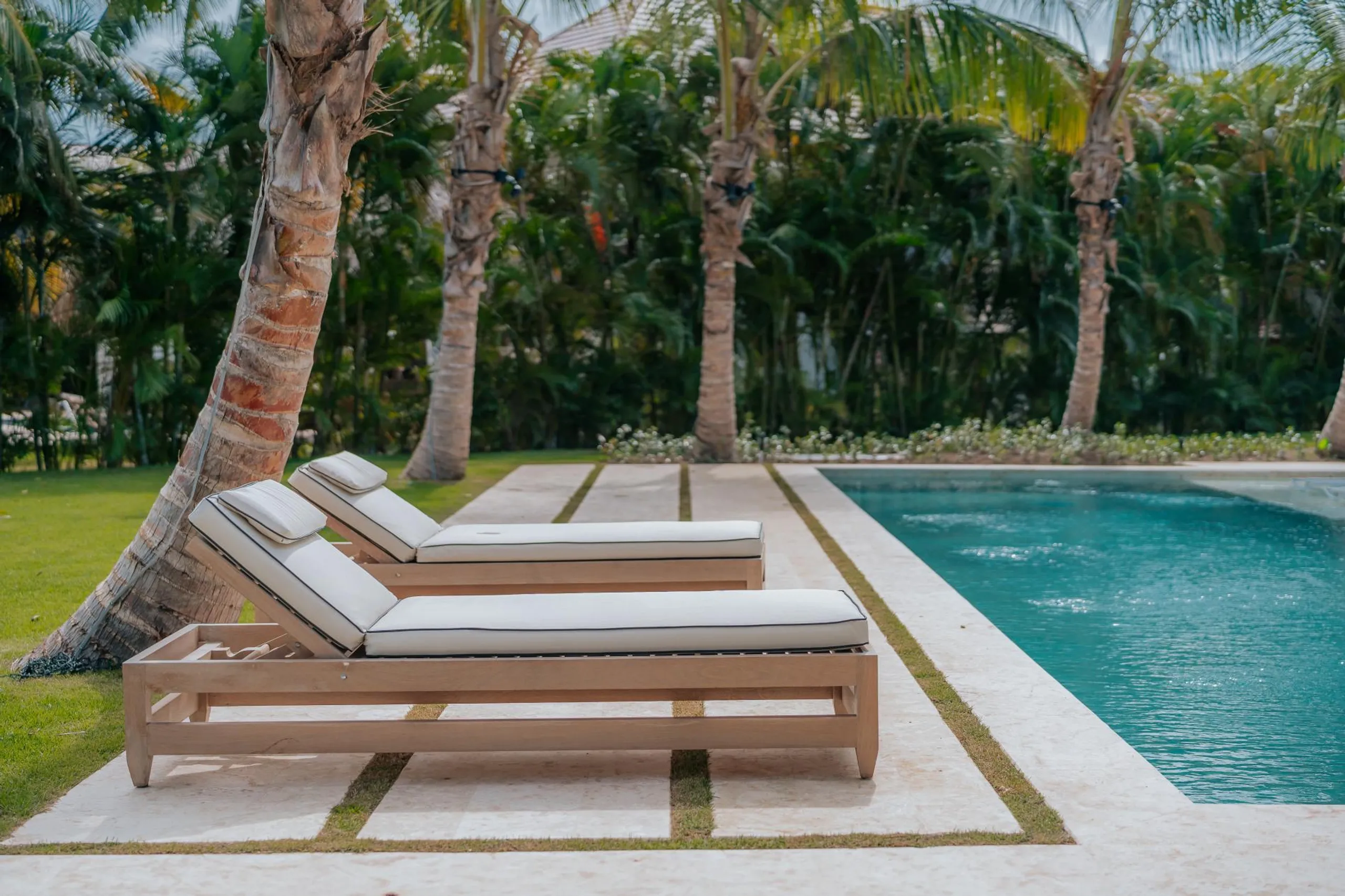 Newly Built Villa with Caribbean Flair, Private Pool, Garden and Golf Course Views — photograph 6