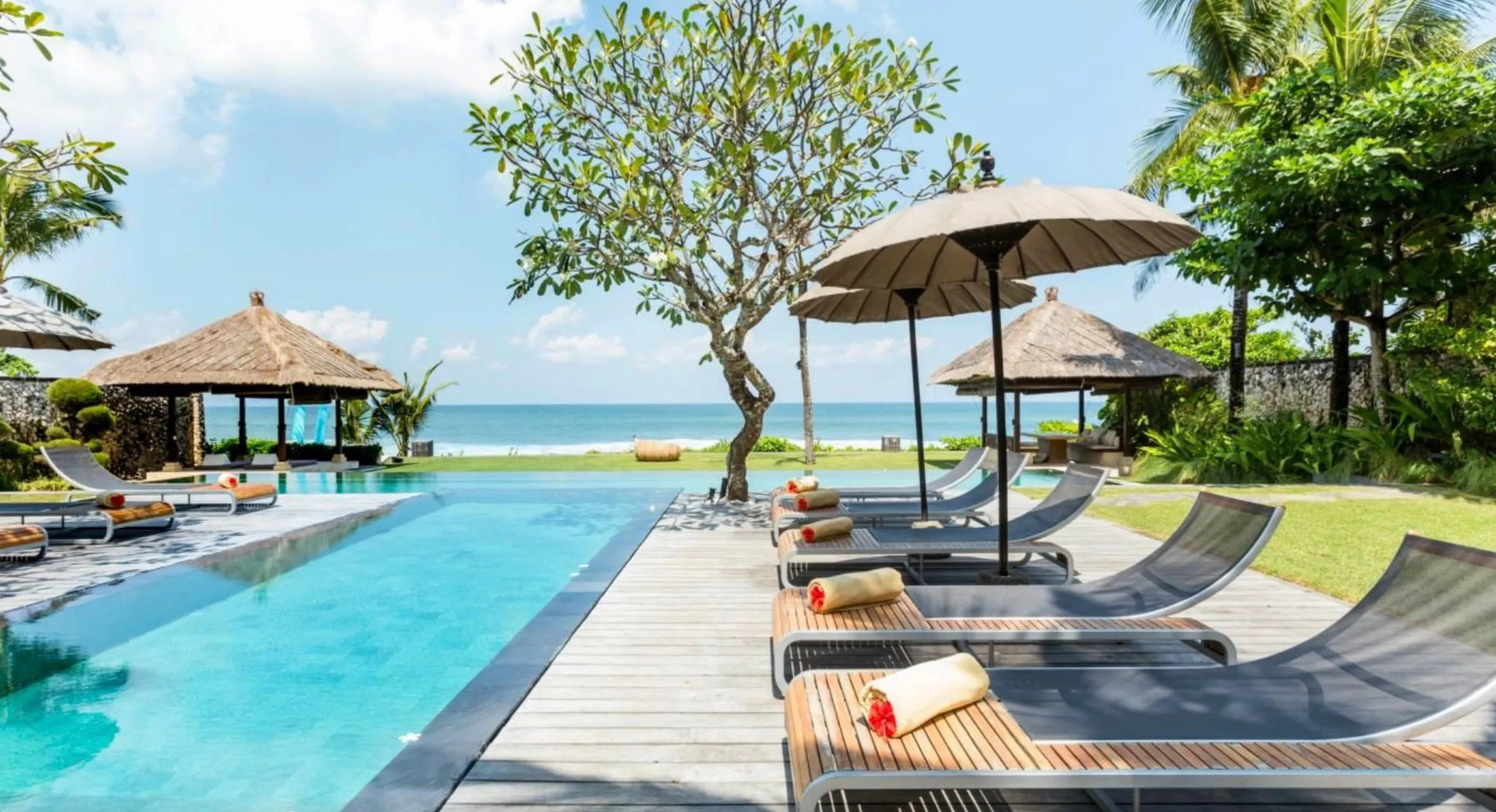 Bali Beachfront Villa with Infinity Pool and Ocean Views, Canggu