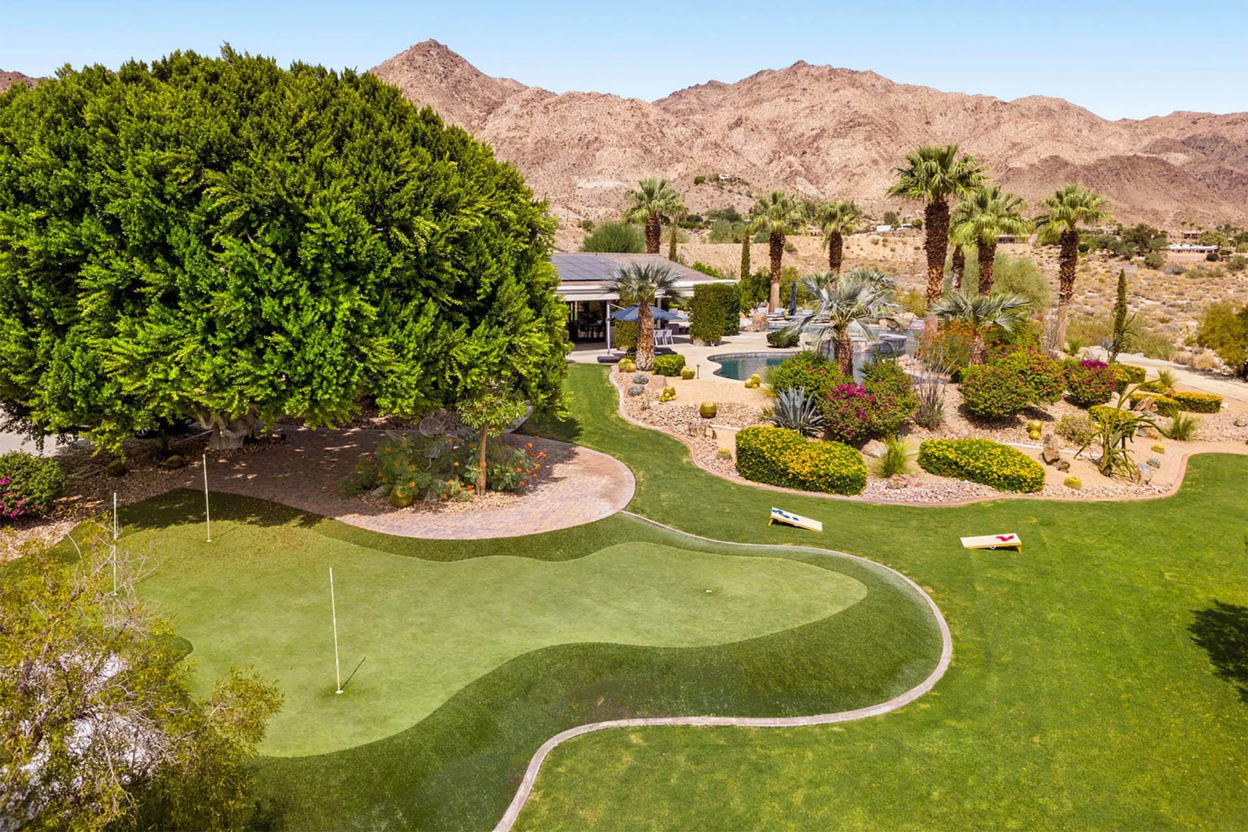 Incredible Paradise Estate with Private Golf, Pool, and Wet Bar — photograph 6
