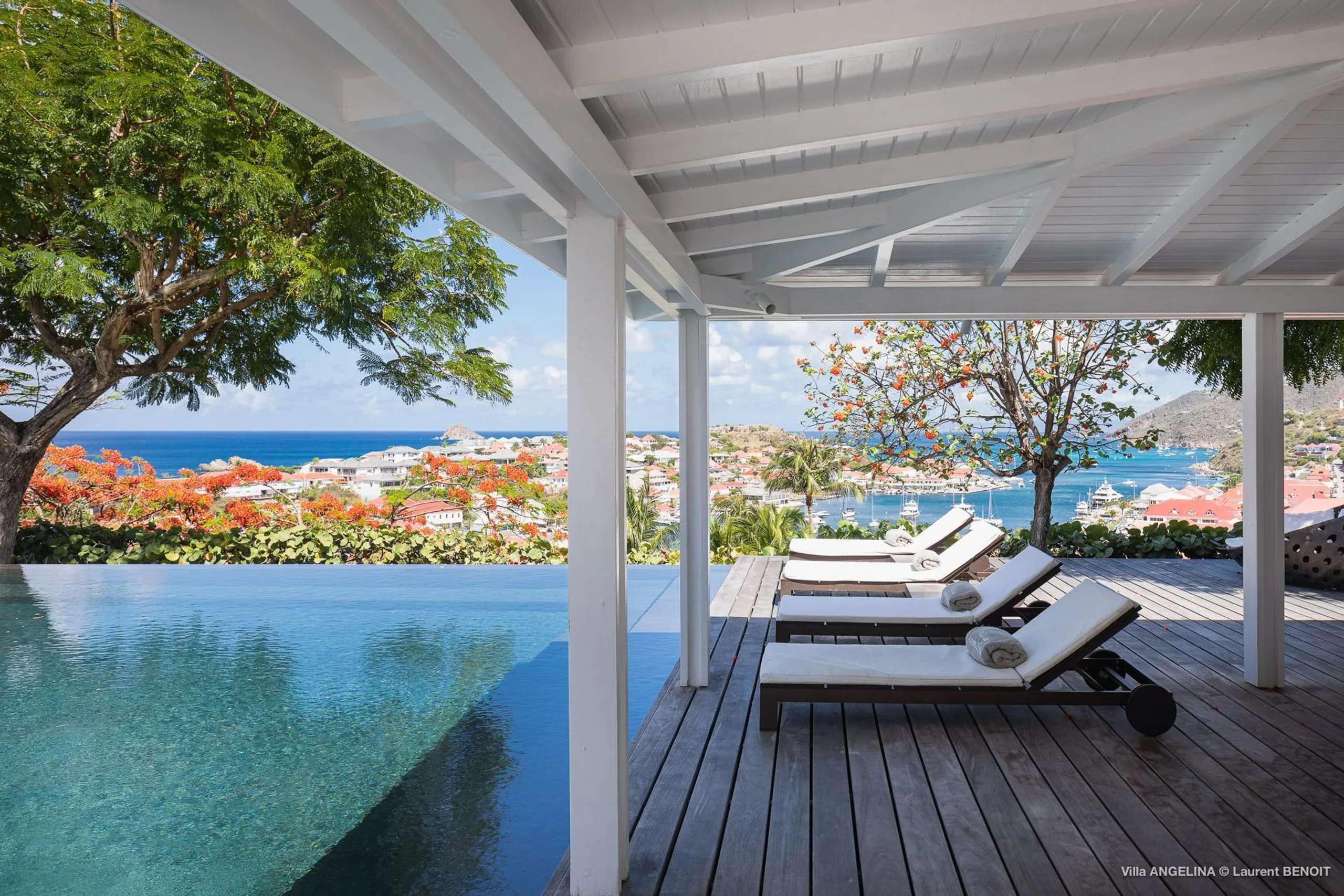 Elegant Seaview Retreat with Infinity Pool and Jacuzzi — photograph 2