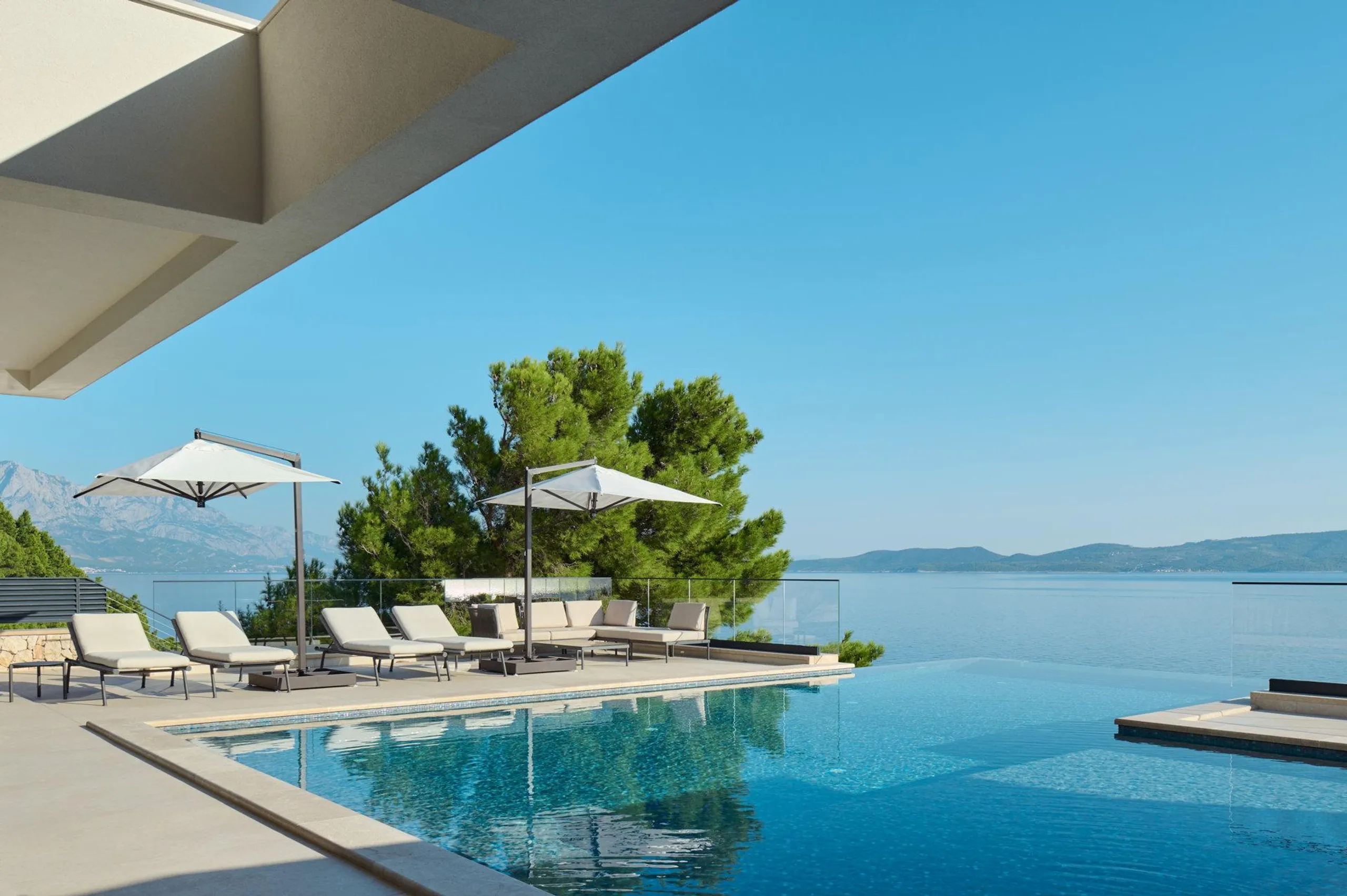 Elegant 8-Bedroom Villa with Heated Pools and Stunning Sea Views — photograph 2