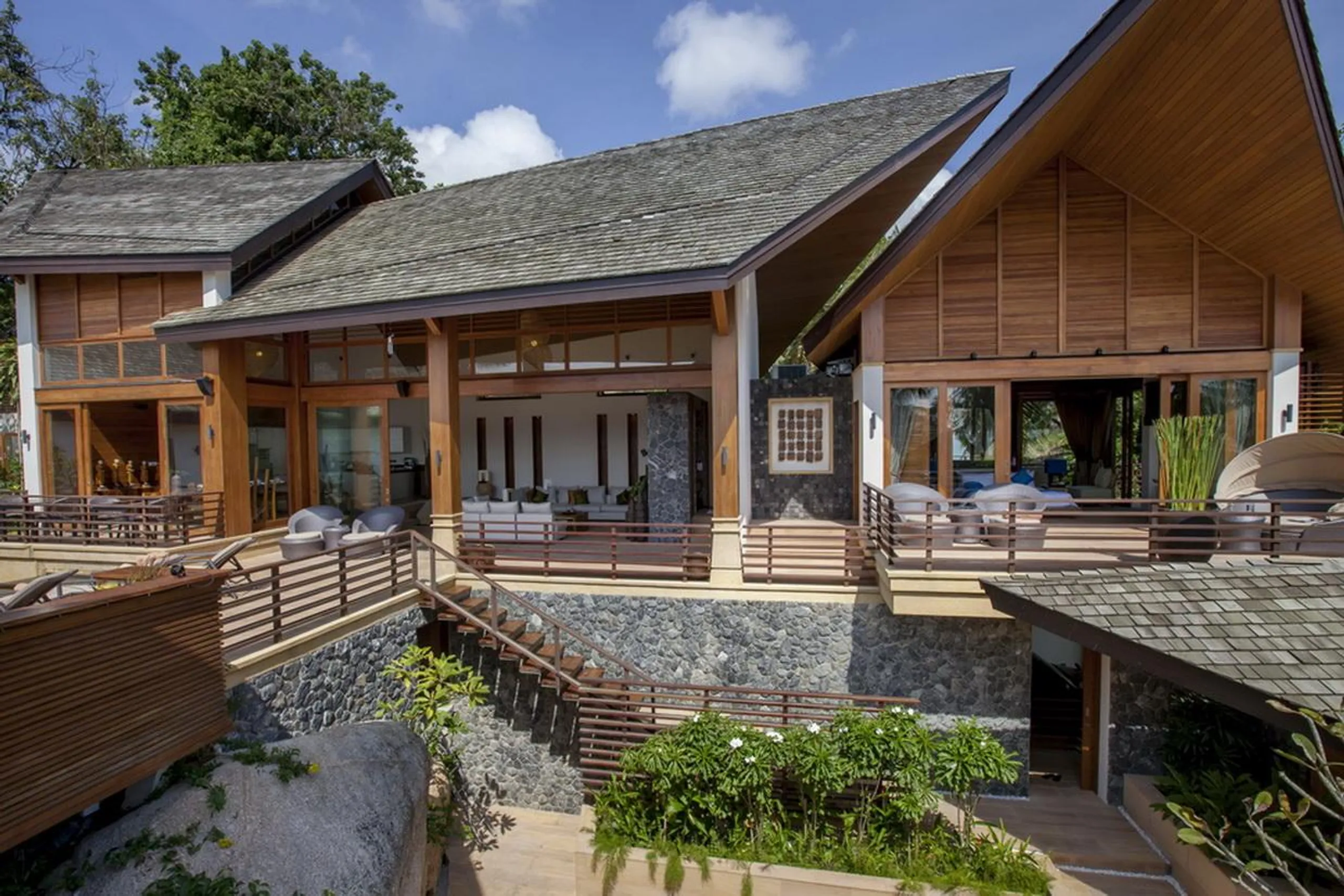 Imposing Modern Tropical Home with Private Pool and Stunning Sea Views — photograph 2