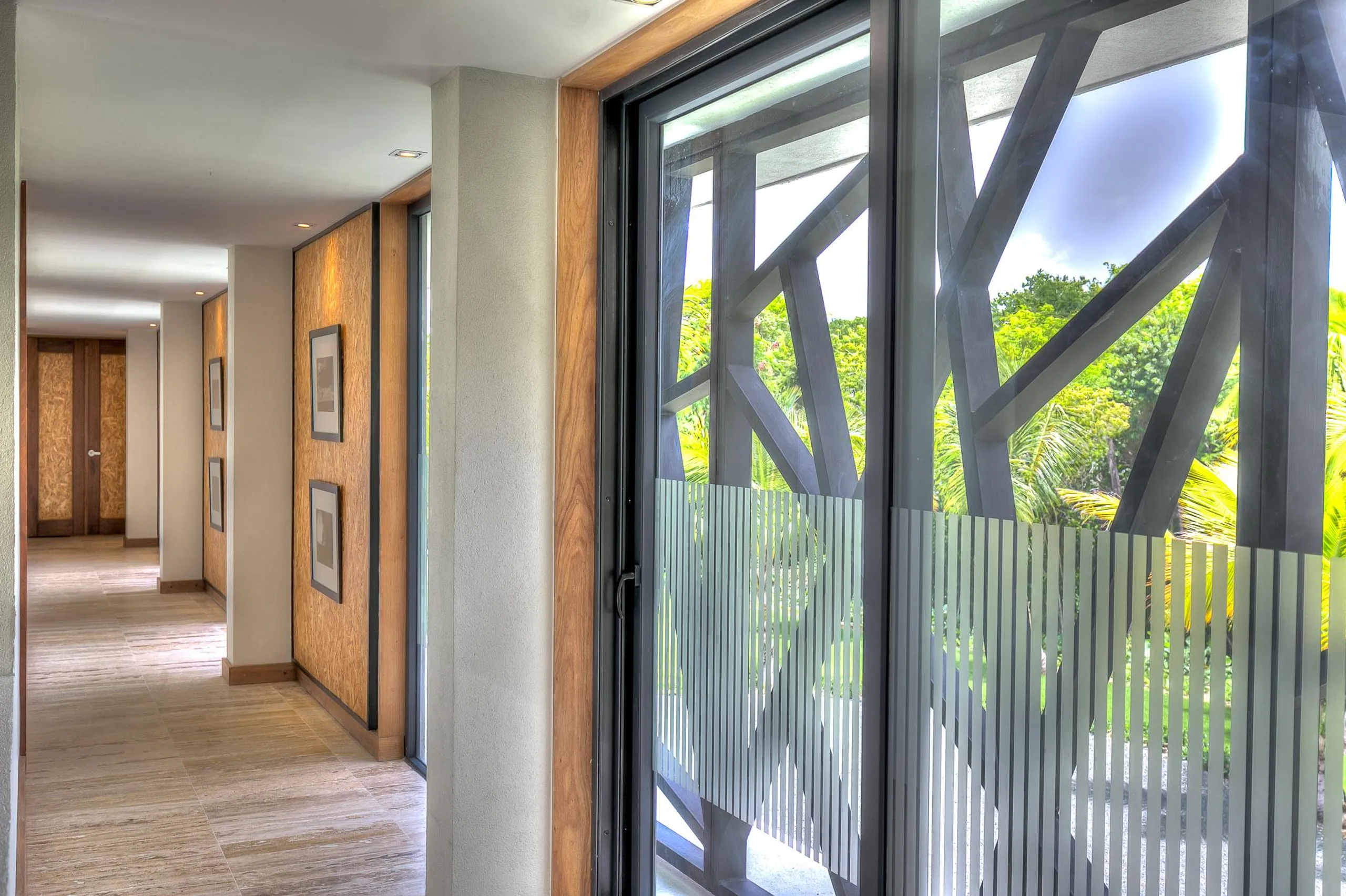 Chic Malibu-Inspired Villa with Private Pool, Bold Pop Art and Minimalist Decor — photograph 9
