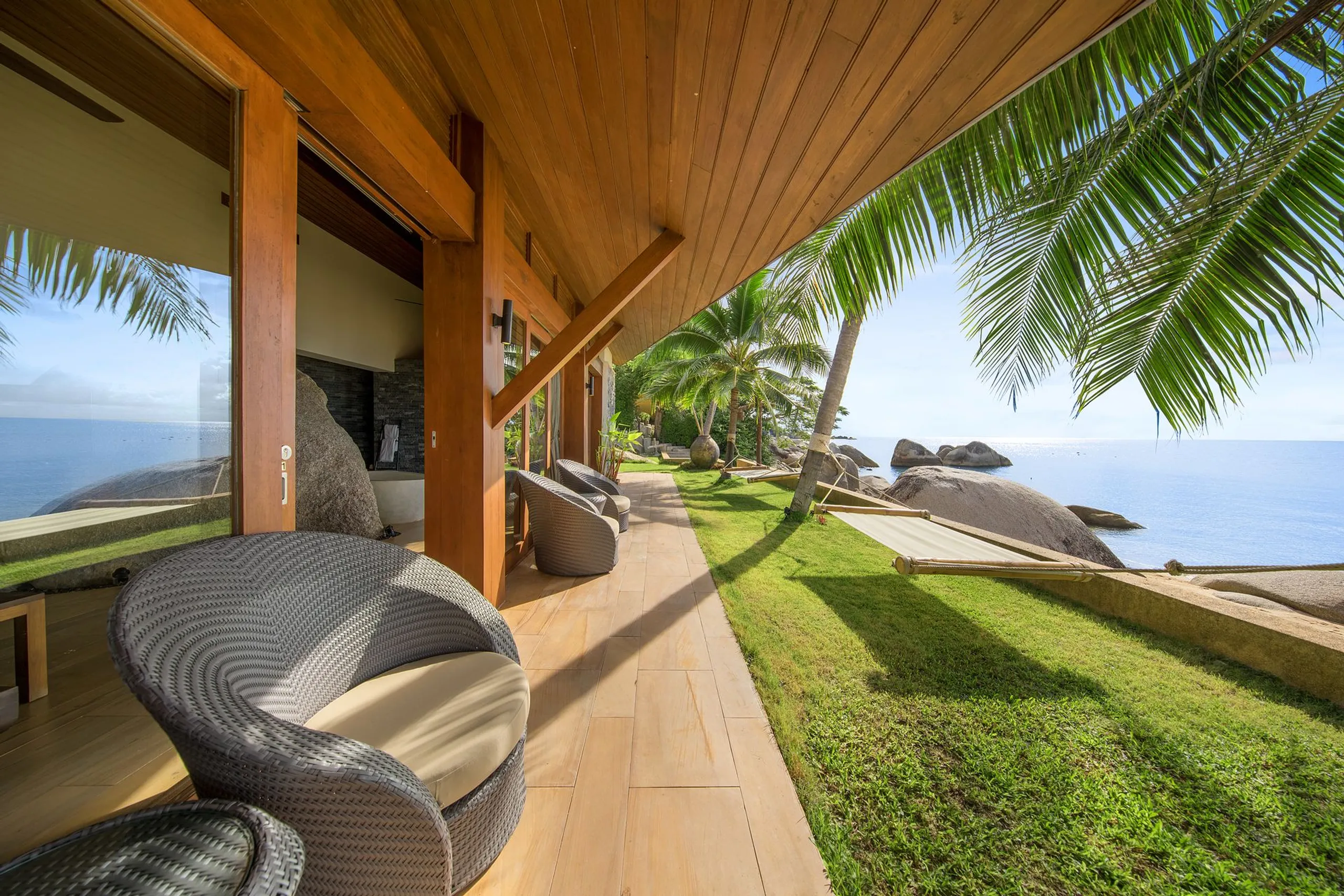 Marvelous Tropical Retreat with Infinity Pool and Resort Style Amenities — photograph 4