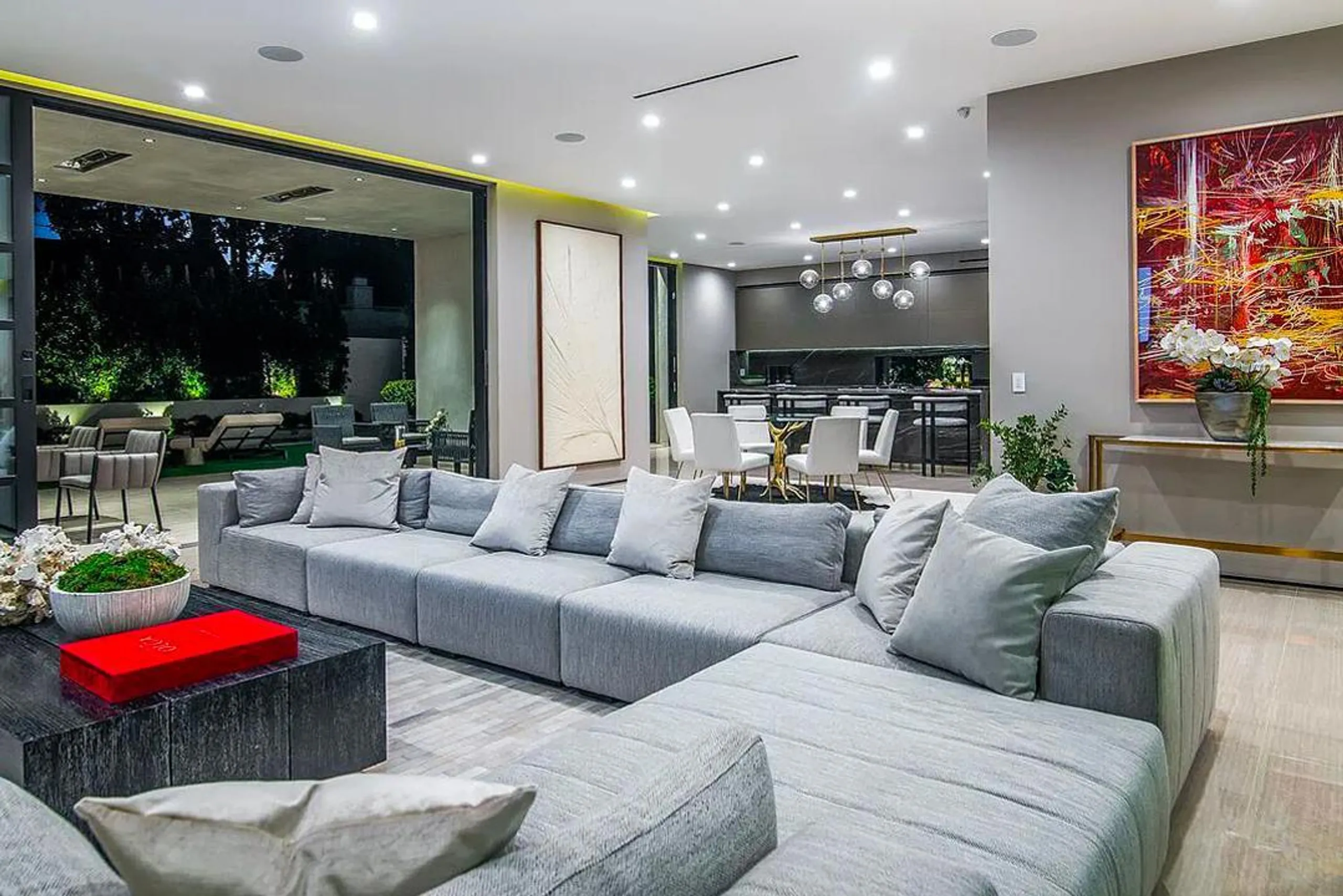 Exclusive Beverly Hills Architectural Estate with Private Pool and Impeccable Amenities — photograph 4