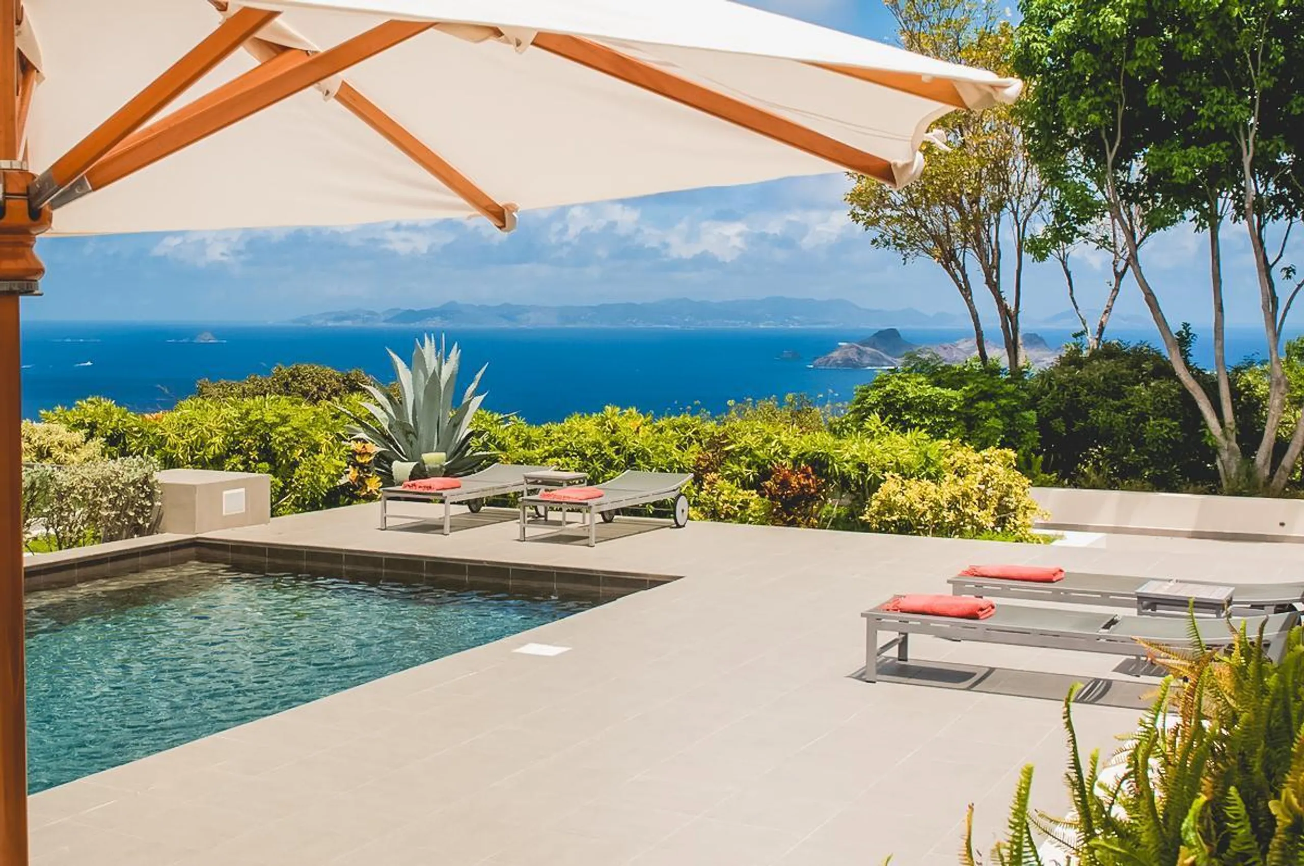 Glamorous Oceanside Estate with Private Pool and Gourmet Kitchen — photograph 3