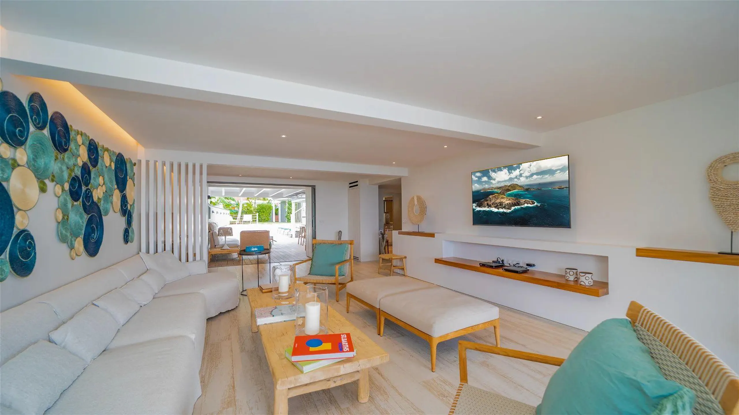 Spectacular Beachfront Villa with Pool — photograph 9