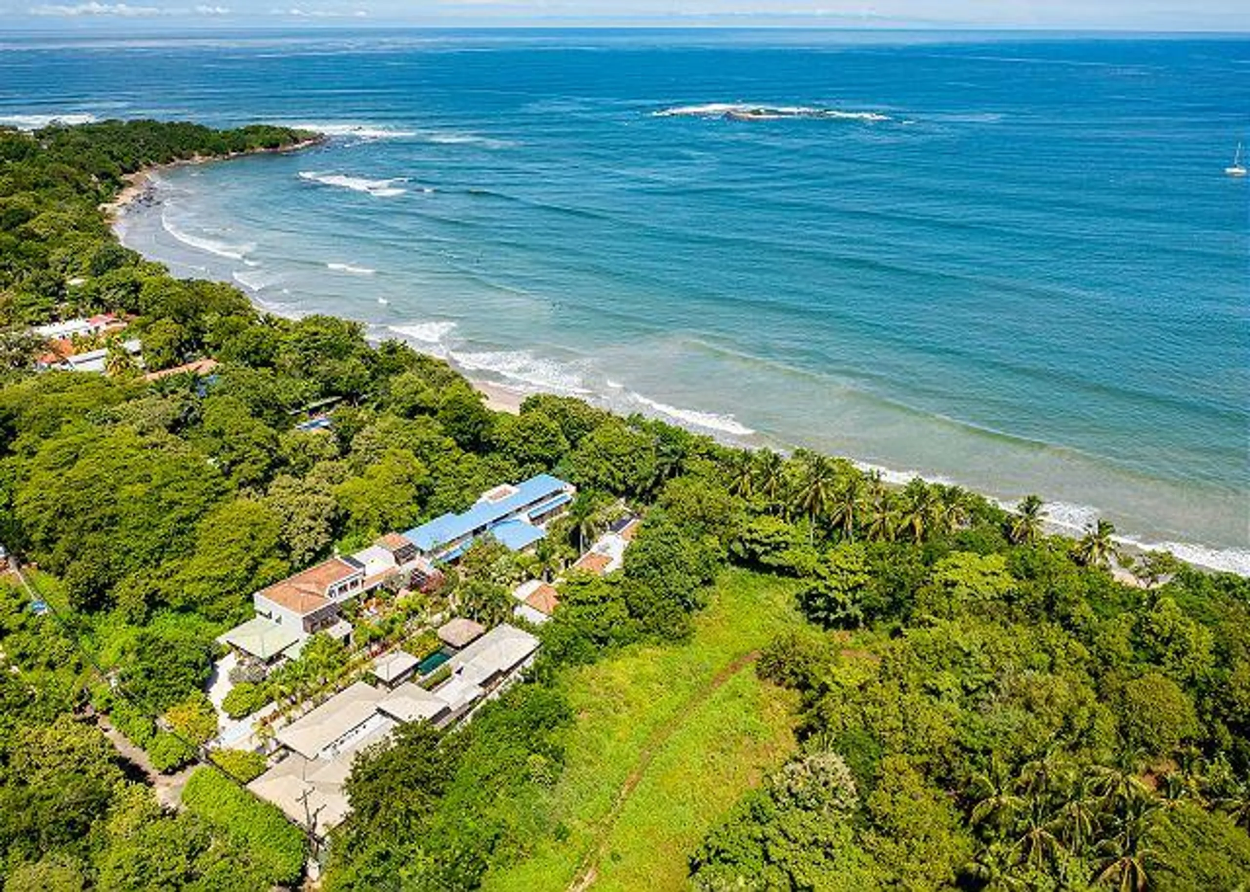 Tropical Luxury Villa with Private Pool, Beach Access and Lush Grounds — photograph 5