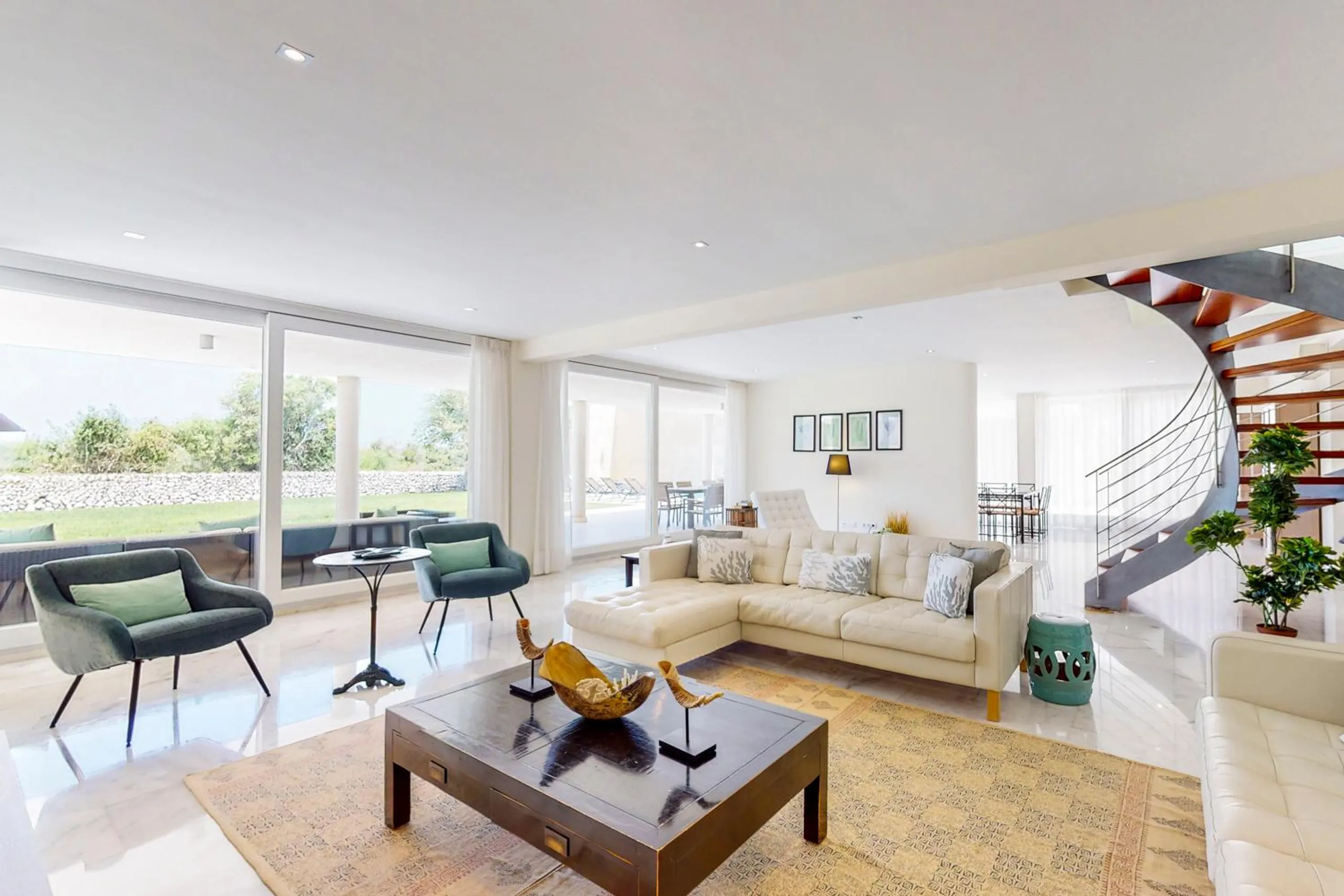Luxurious 5BR Villa with Private Pool and Breathtaking Sea Views — photograph 9