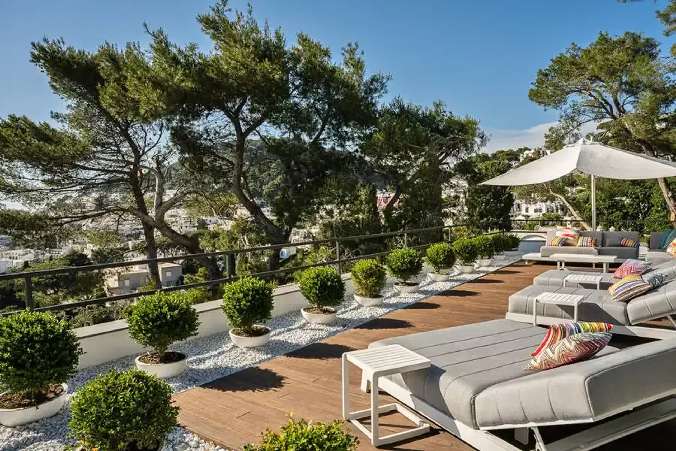 Upscale Contemporary Villa in Capri with Gulf of Naples Views — photograph 11