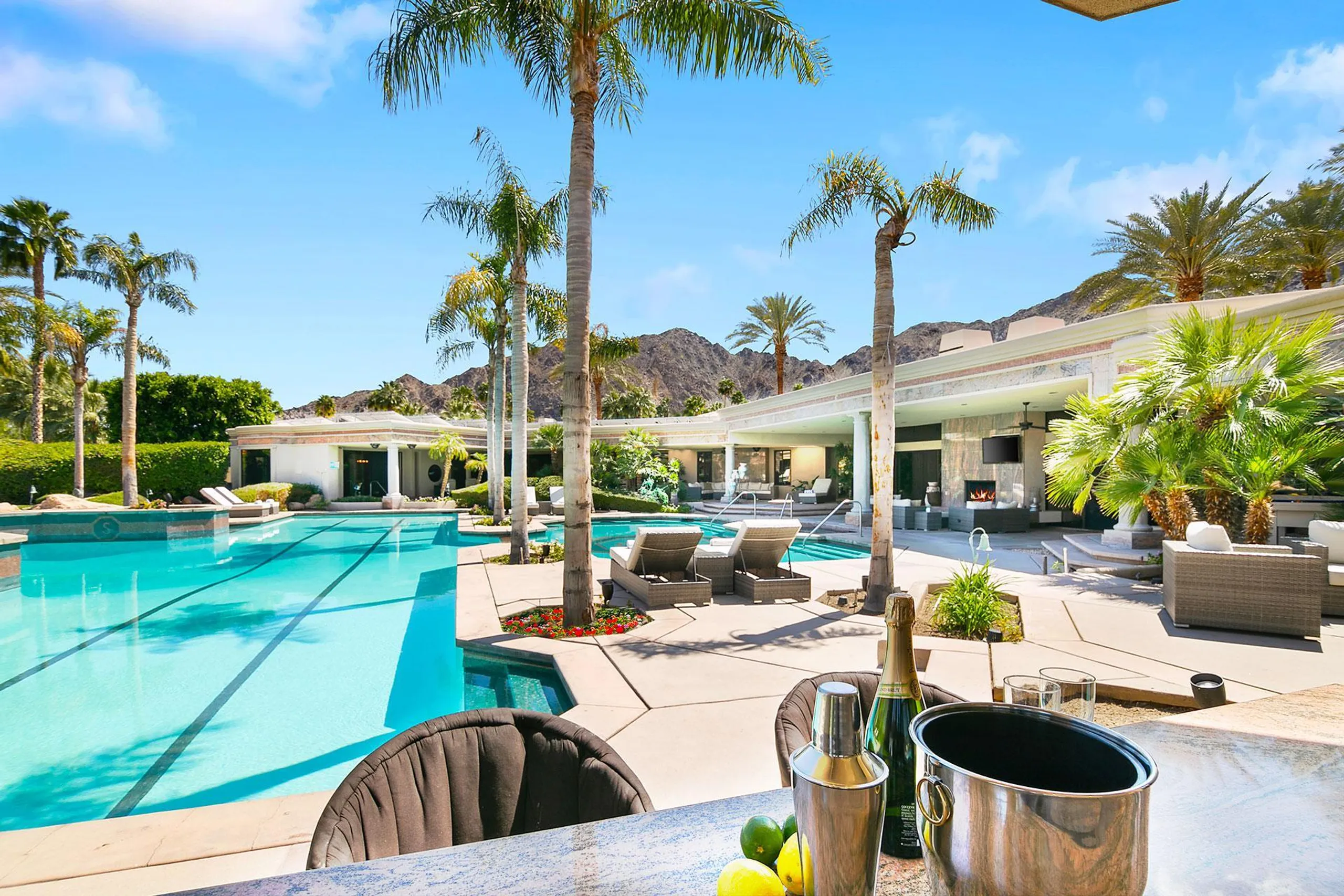 Paradise Resort Estate with Pool, Tennis Court, and Fitness Room — photograph 2