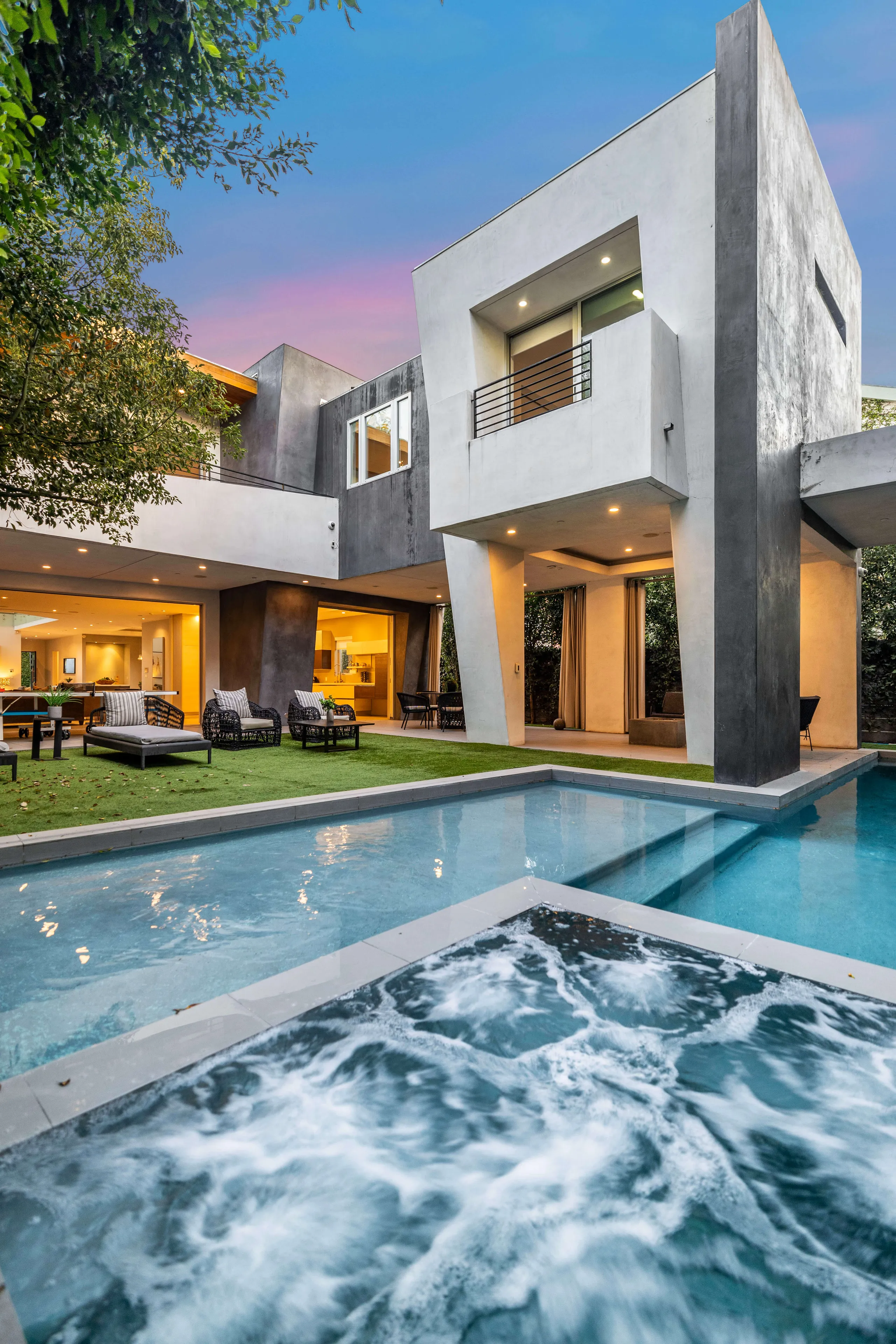 Modern Architectural Villa with Private Pool — photograph 2