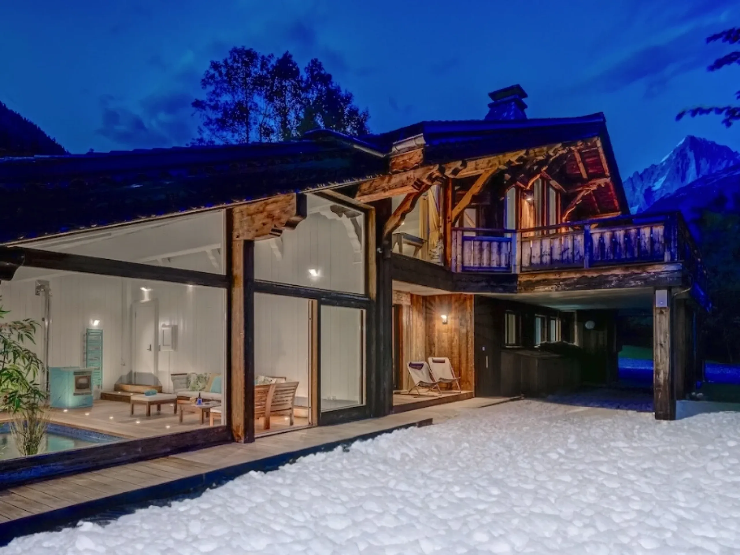 Alluring 5-Bedroom Les Moussoux Chalet with Swim Spa, Sauna, and Unmatched Mont-Blanc Views, Chamonix mont blanc