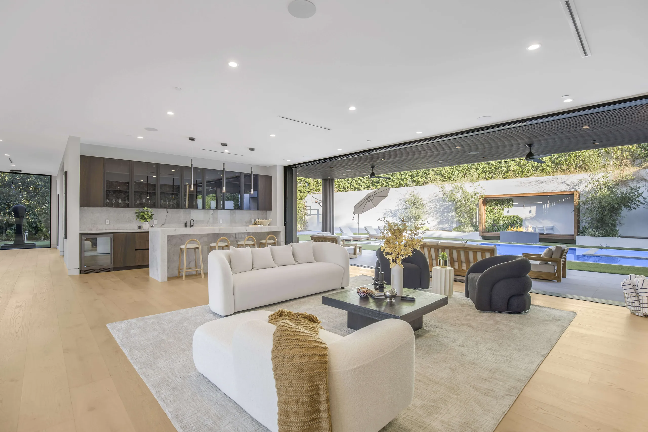 Ultra Modern LA Luxury Estate with Grand Pool and Entertainment Area — photograph 7