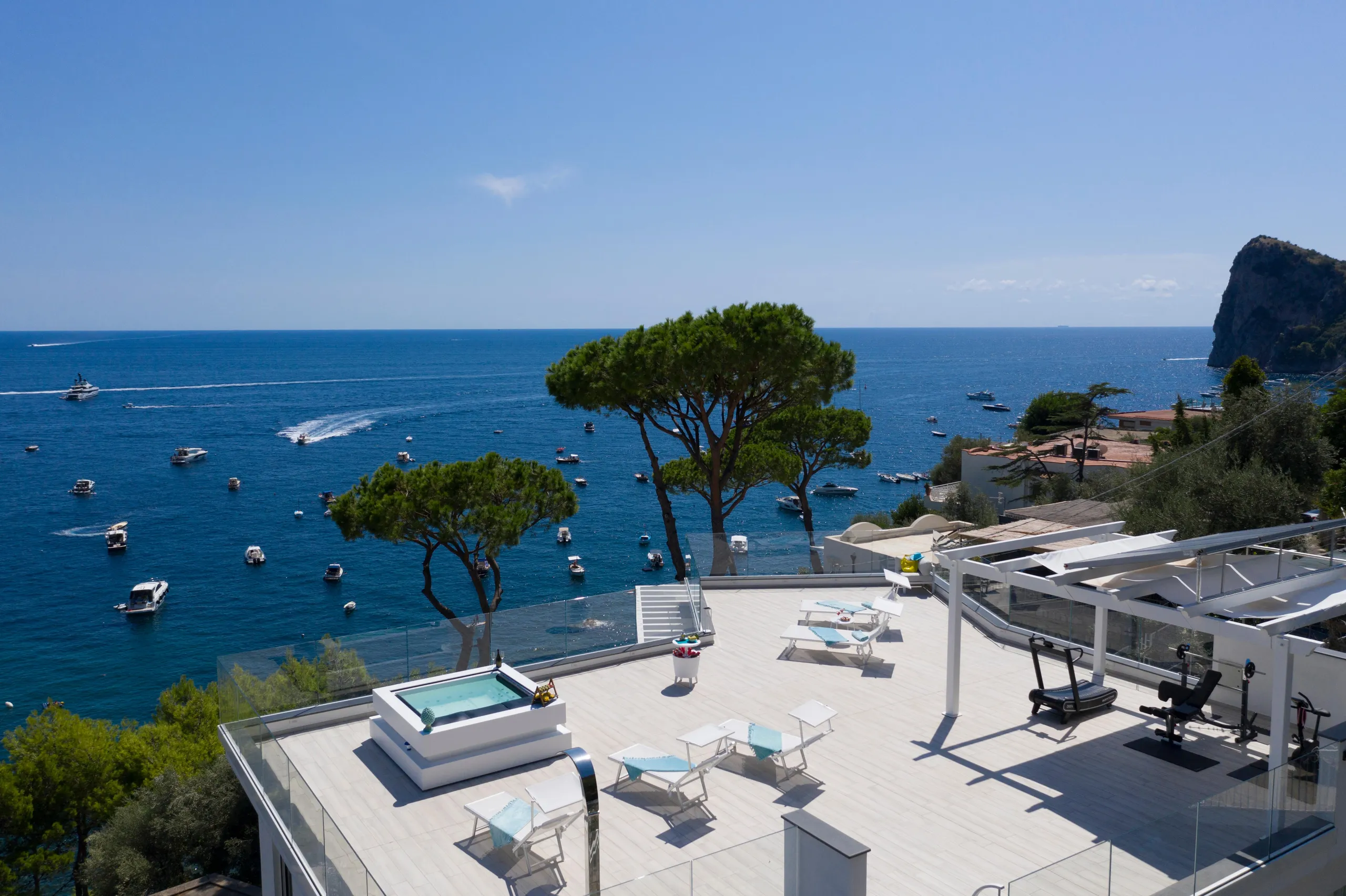 Palatial Villa with Private Pool and Overlooking Sea Views — photograph 3