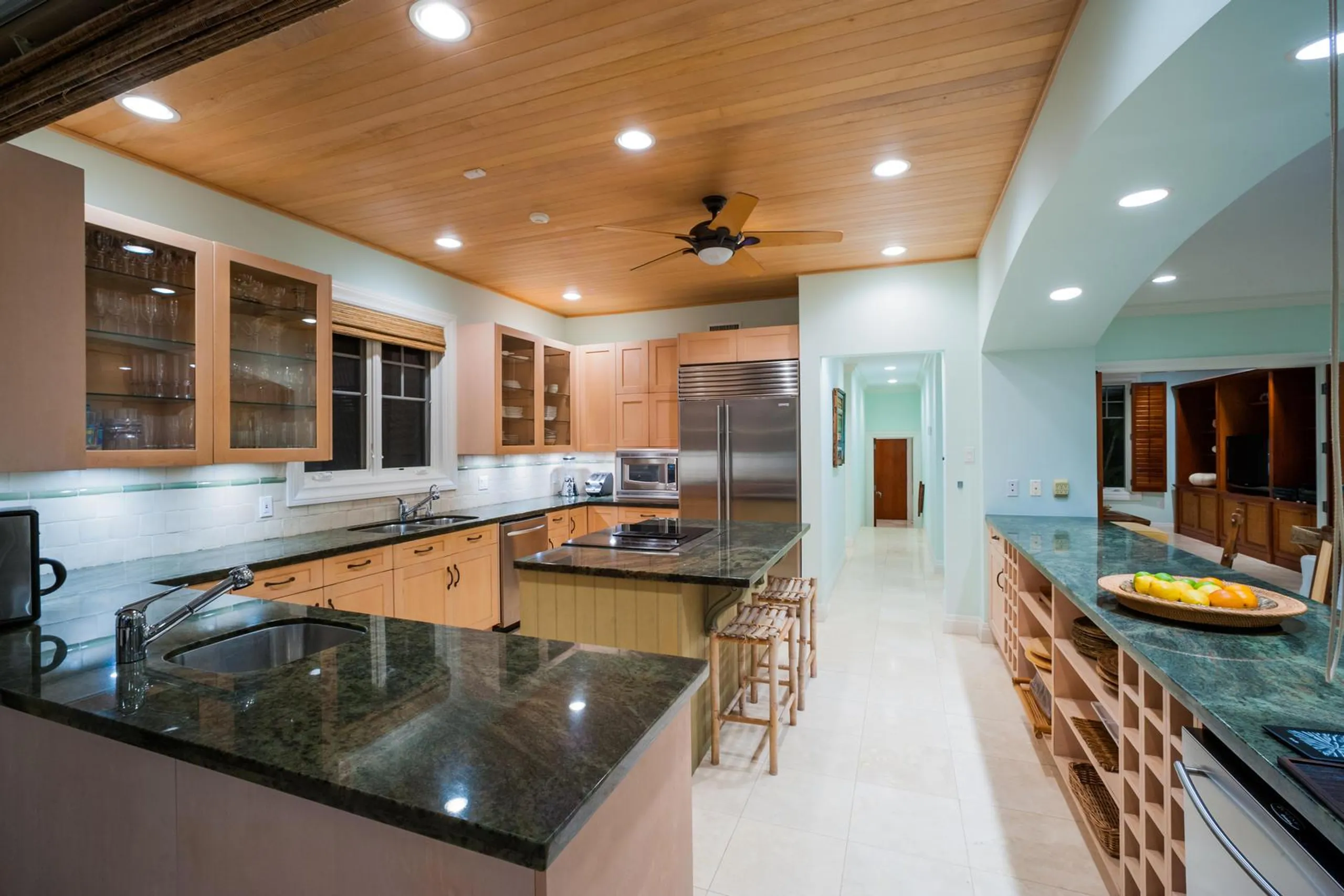 Elegant Cayman Kai Beach Front Estate with Incredible Ocean Views — photograph 12