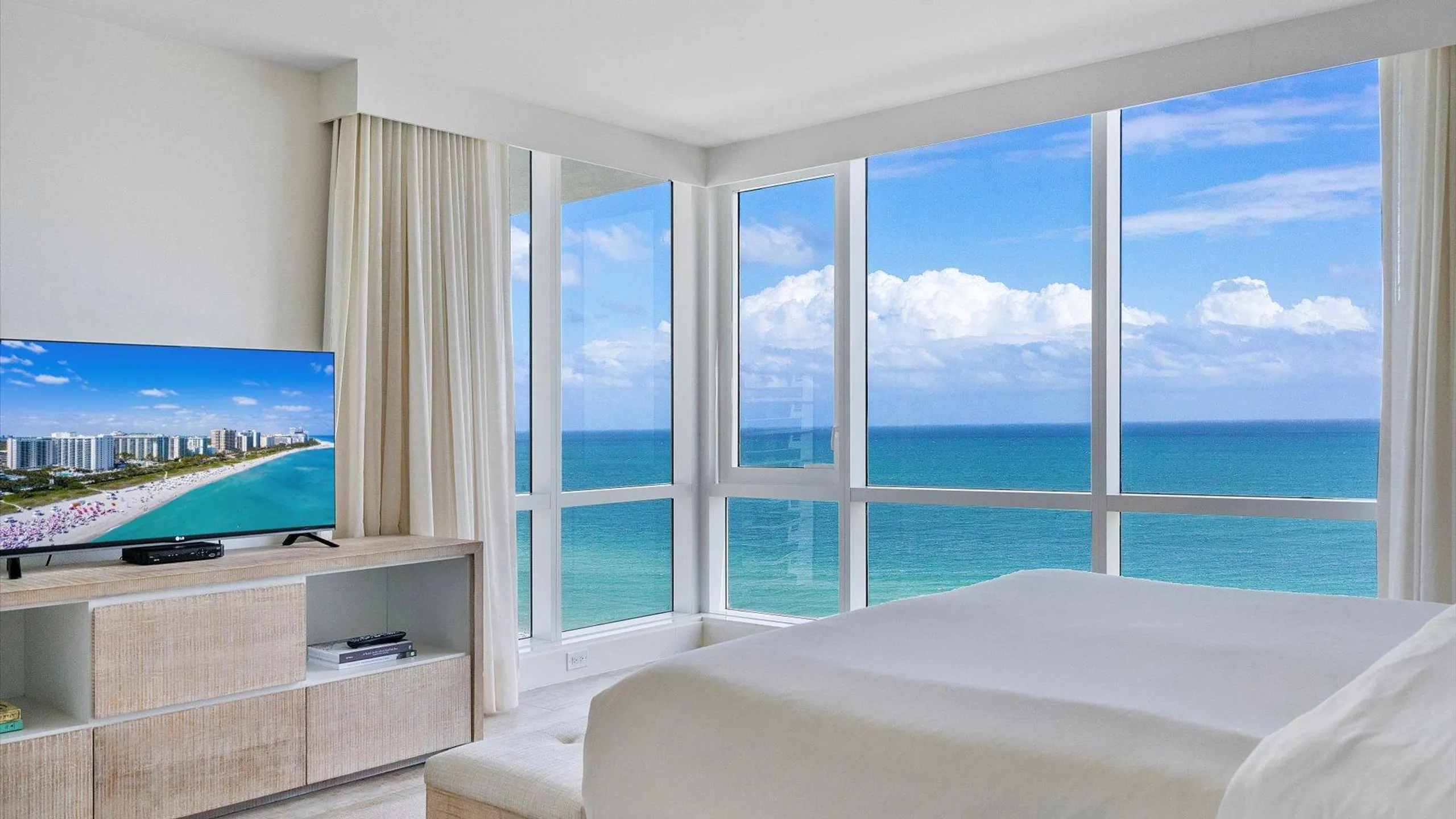 Superb Oceanside Retreat with Stunning Views — photograph 11