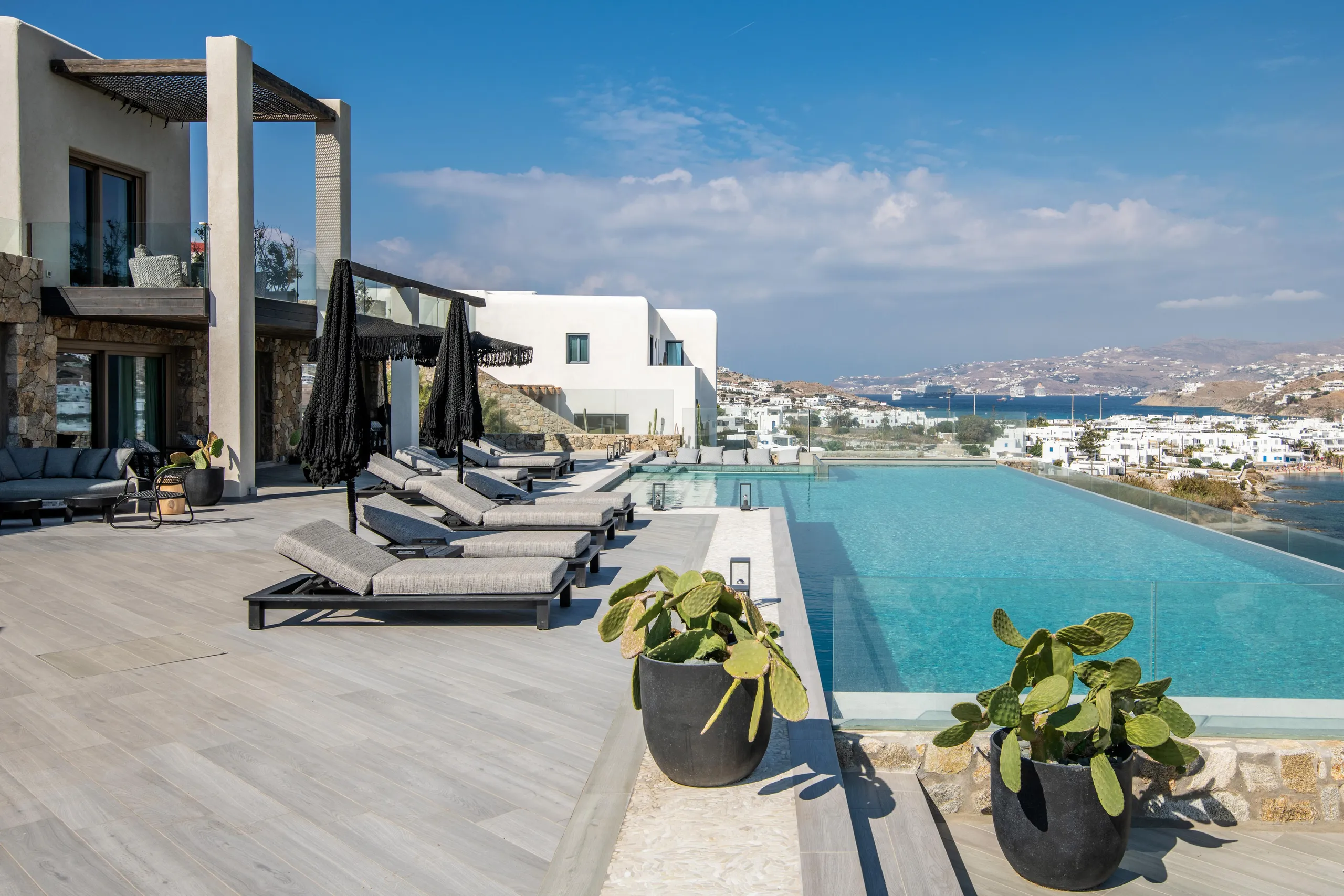 Enchanted Luxury Villa with 6BR, Captivated Ocean Front Retreat — photograph 3