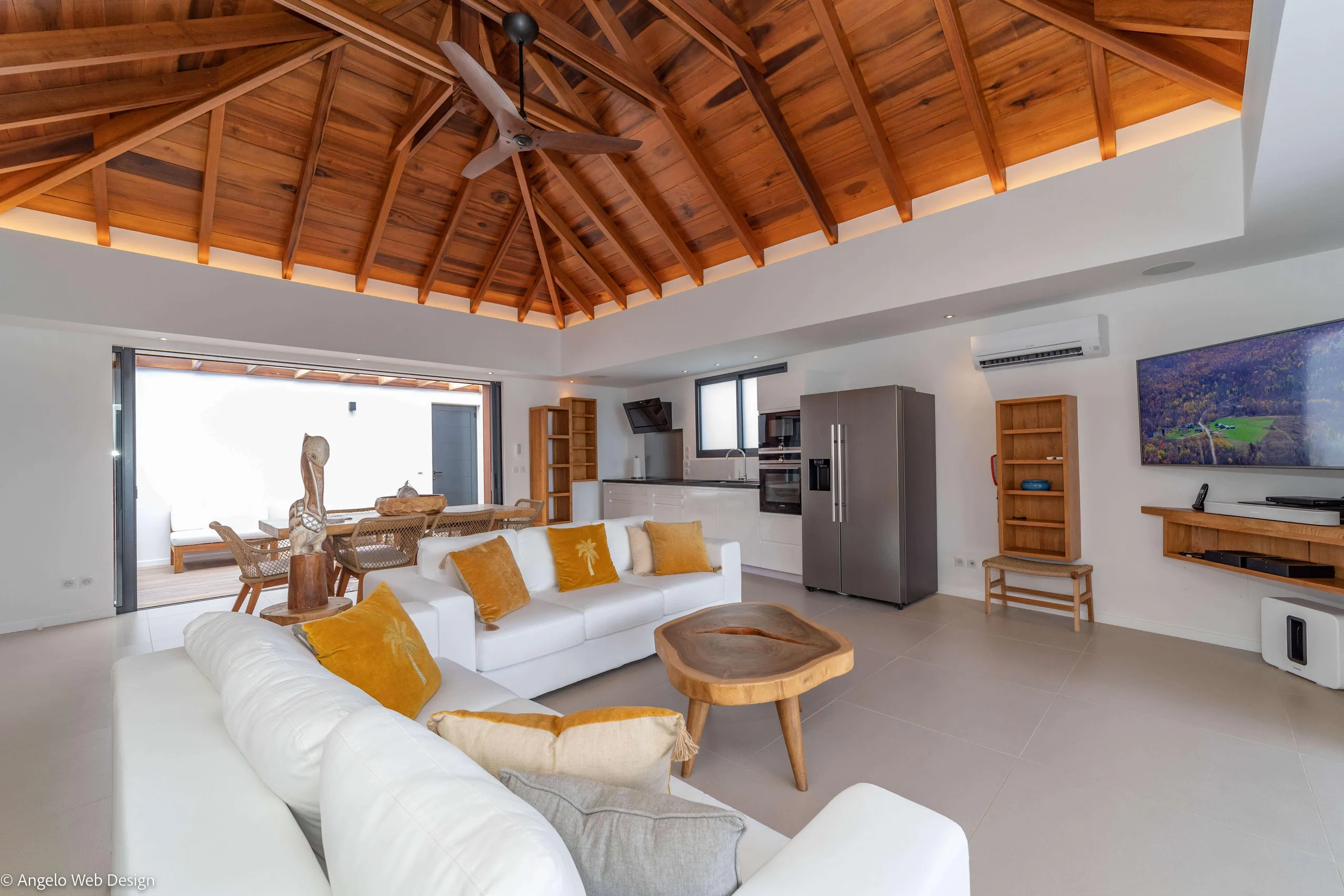 Exquisite Oceanside Villa with Private Pool and Walks to Beach — photograph 11