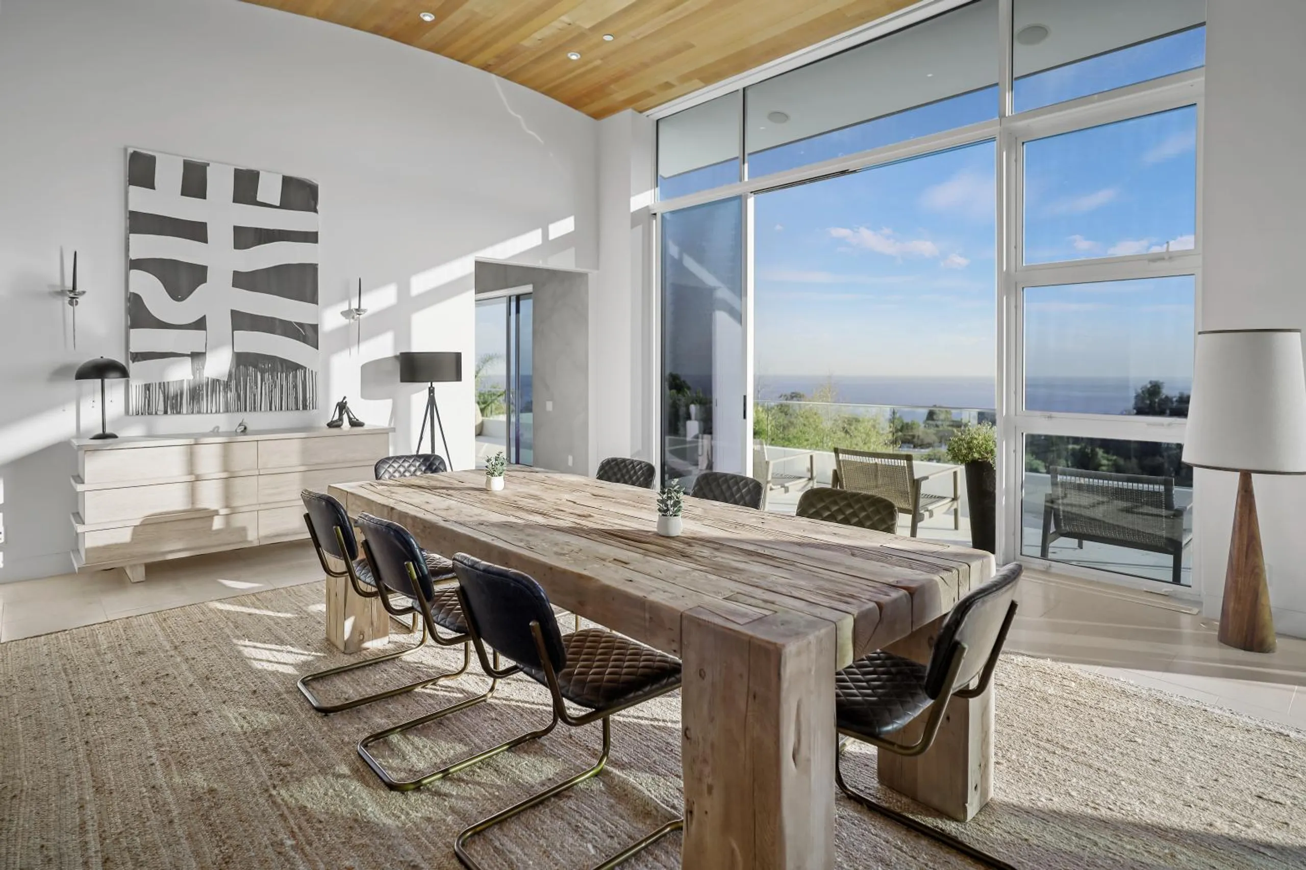 Architectural Malibu Estate with Infinity Pool and Tennis Court — photograph 10