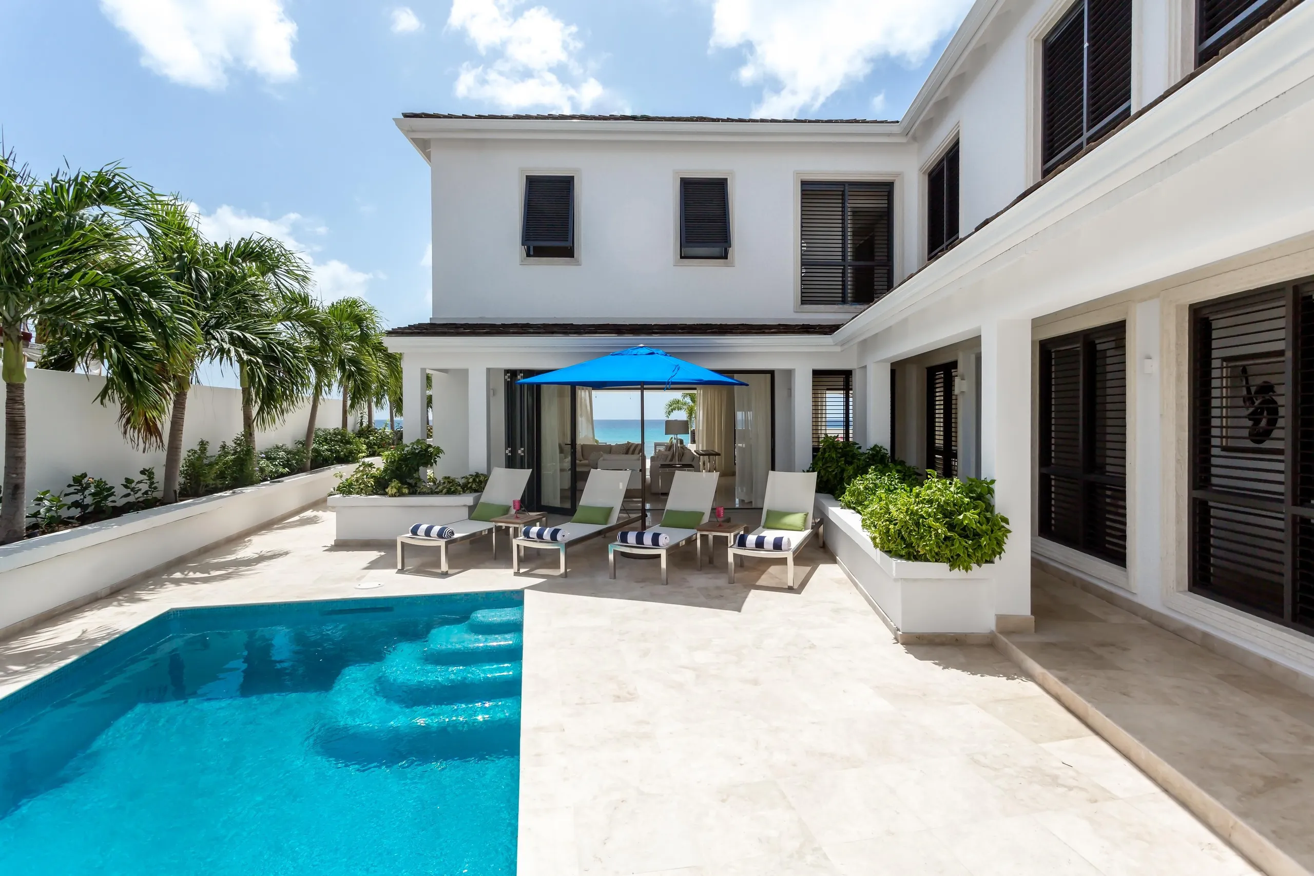 Modern Contemporary Luxe Villa with Private Pool and Direct Beach Access — photograph 2
