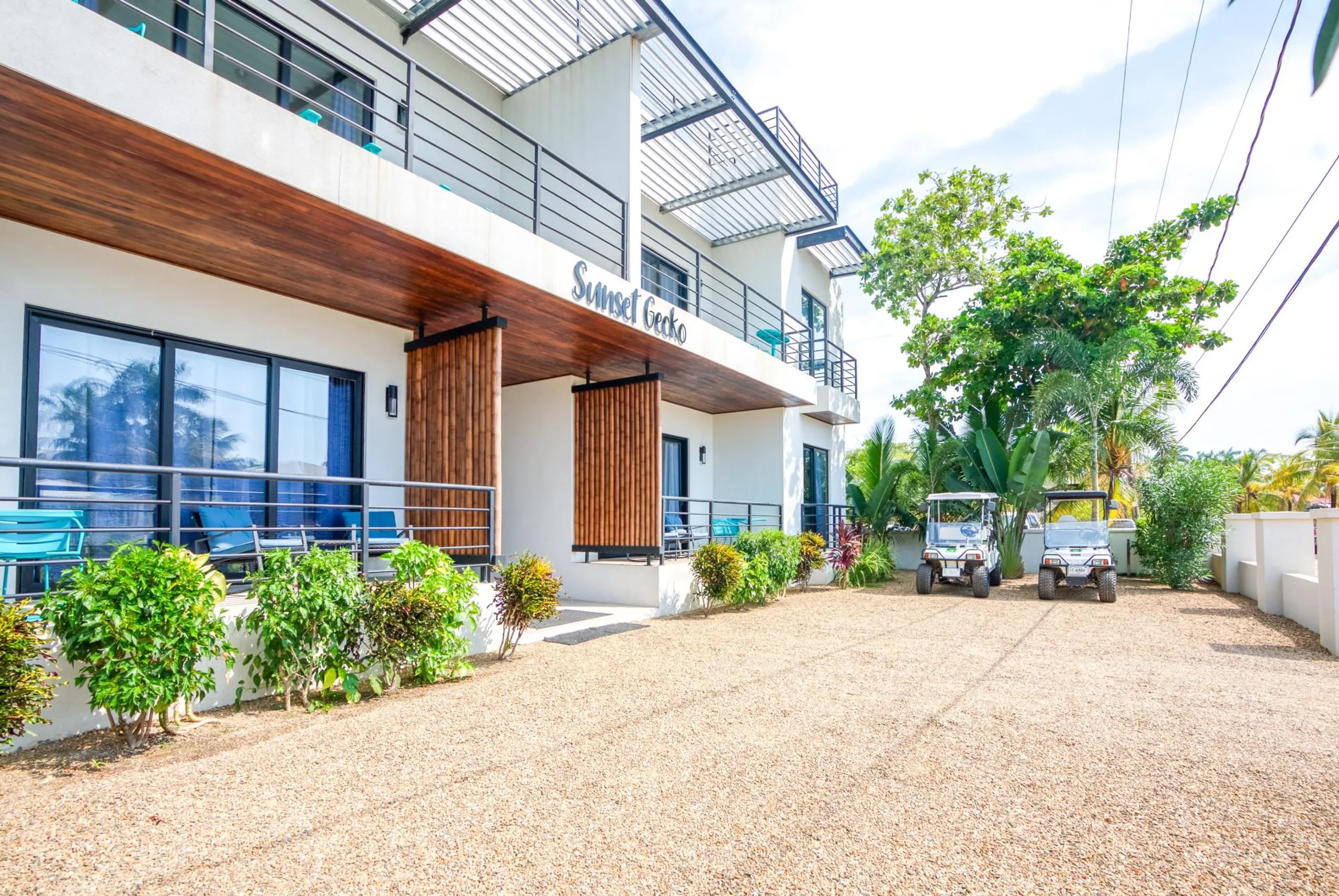 Noble Beachfront Condo Complex with Stunning Views — photograph 4
