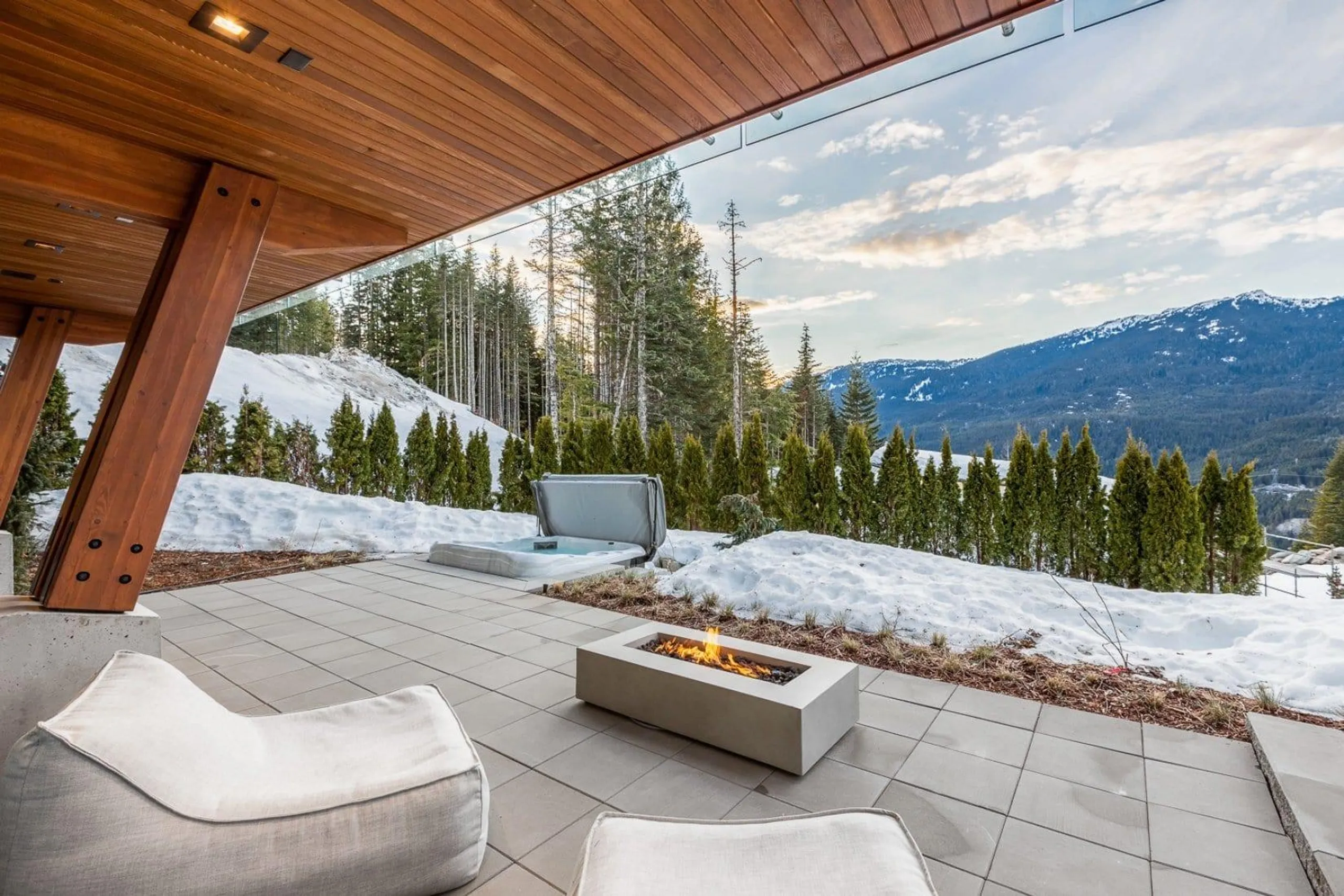 Lavish Haven with Majestic Mountain Views and Deluxe Poolside Retreat VILLAWAY® — photograph 4