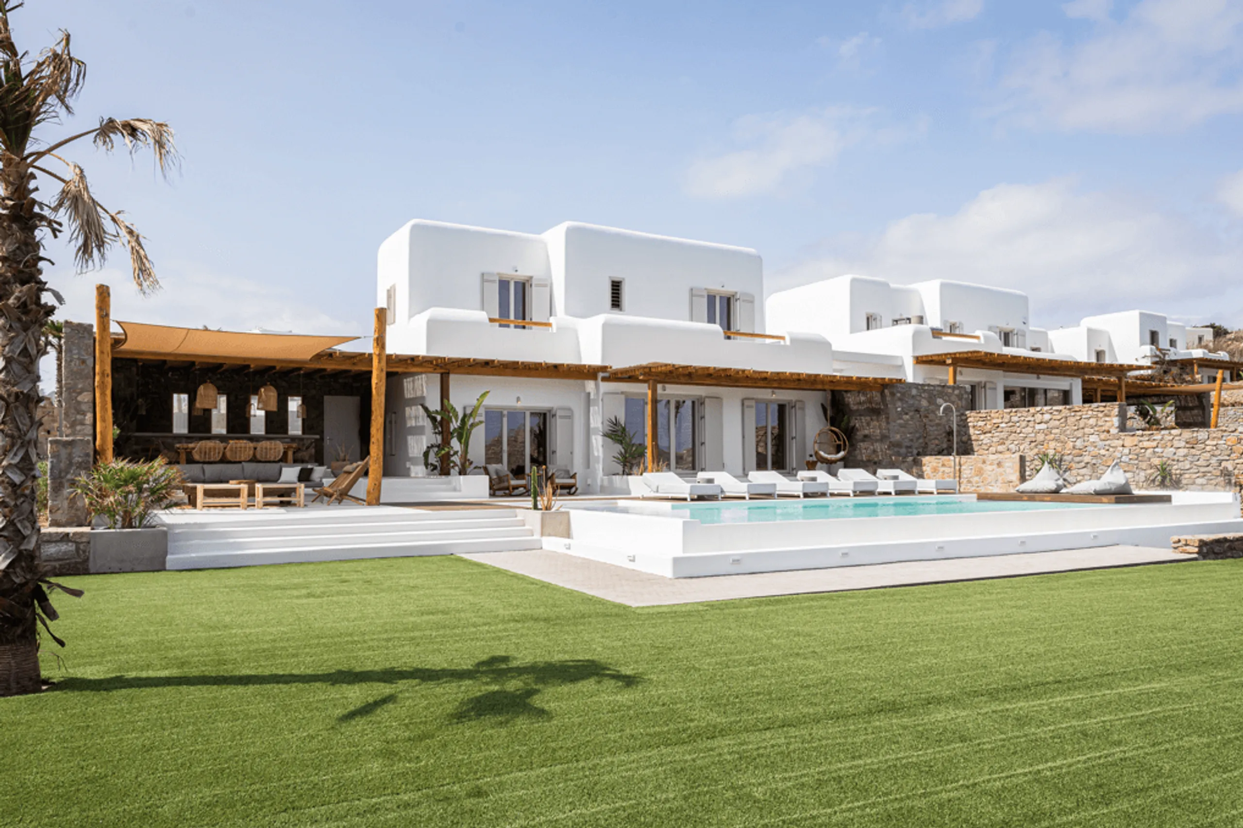 Retreat to Your Lavish Bedroom with Panoramic Windows and Unforgettable Natural Surroundings — photograph 2