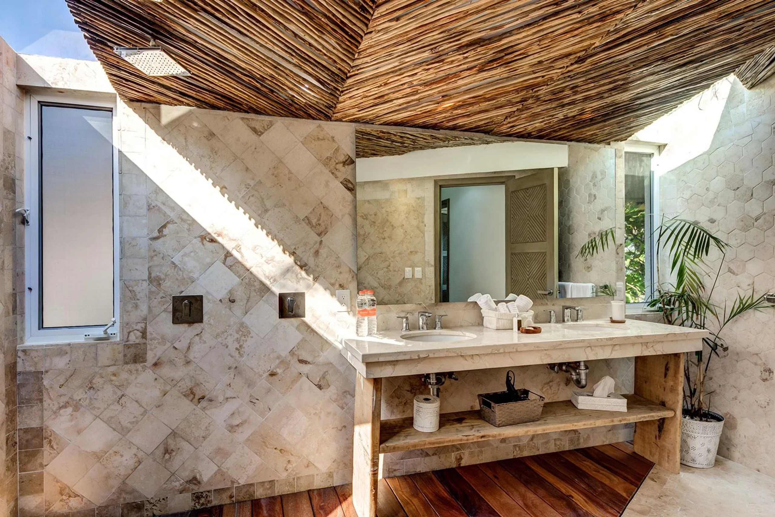 Secluded Serenity Retreat With Beachfront and Pool Villa — photograph 9